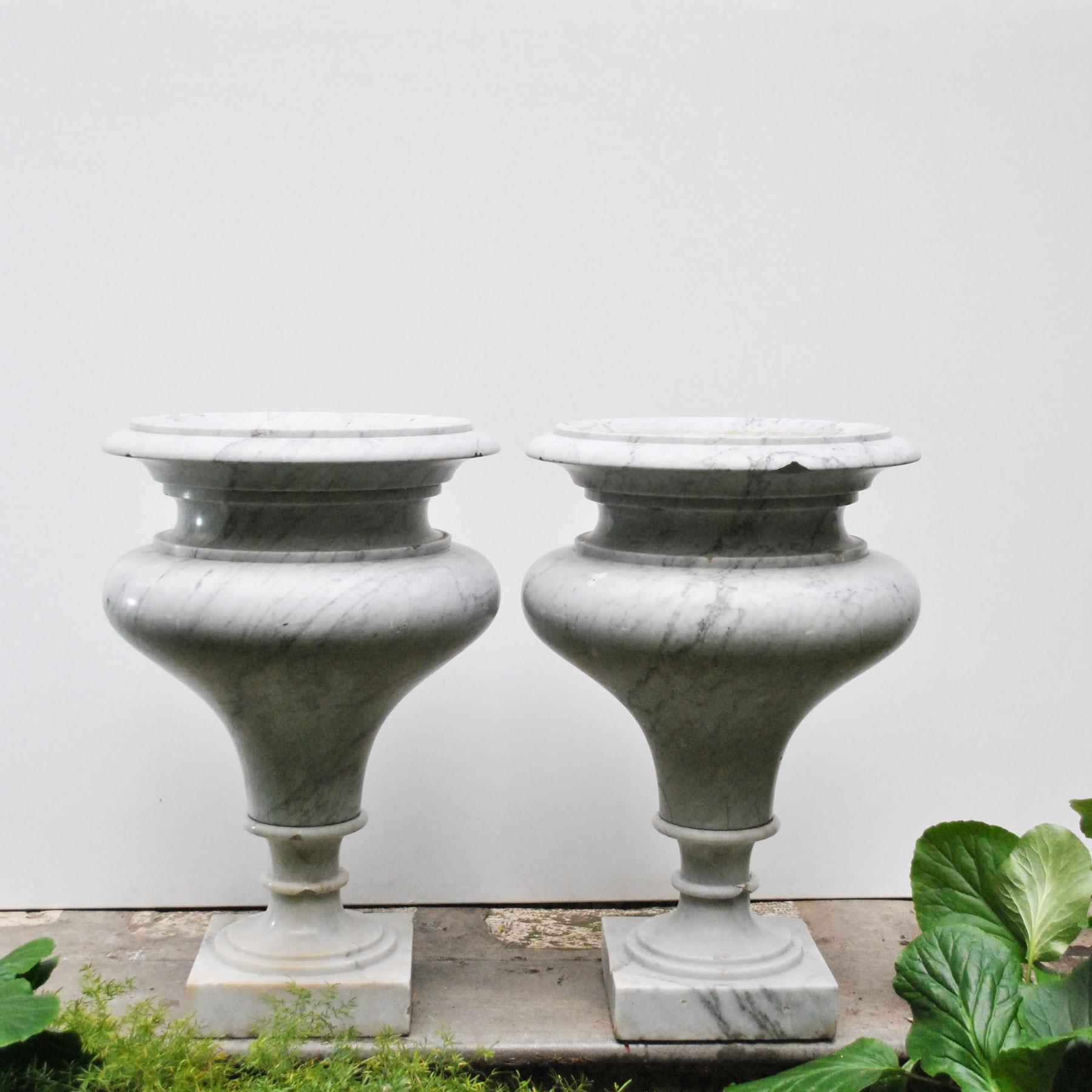 Other Elegant Pair of Large Carrara Marble Vases, Period Early 20th Century For Sale