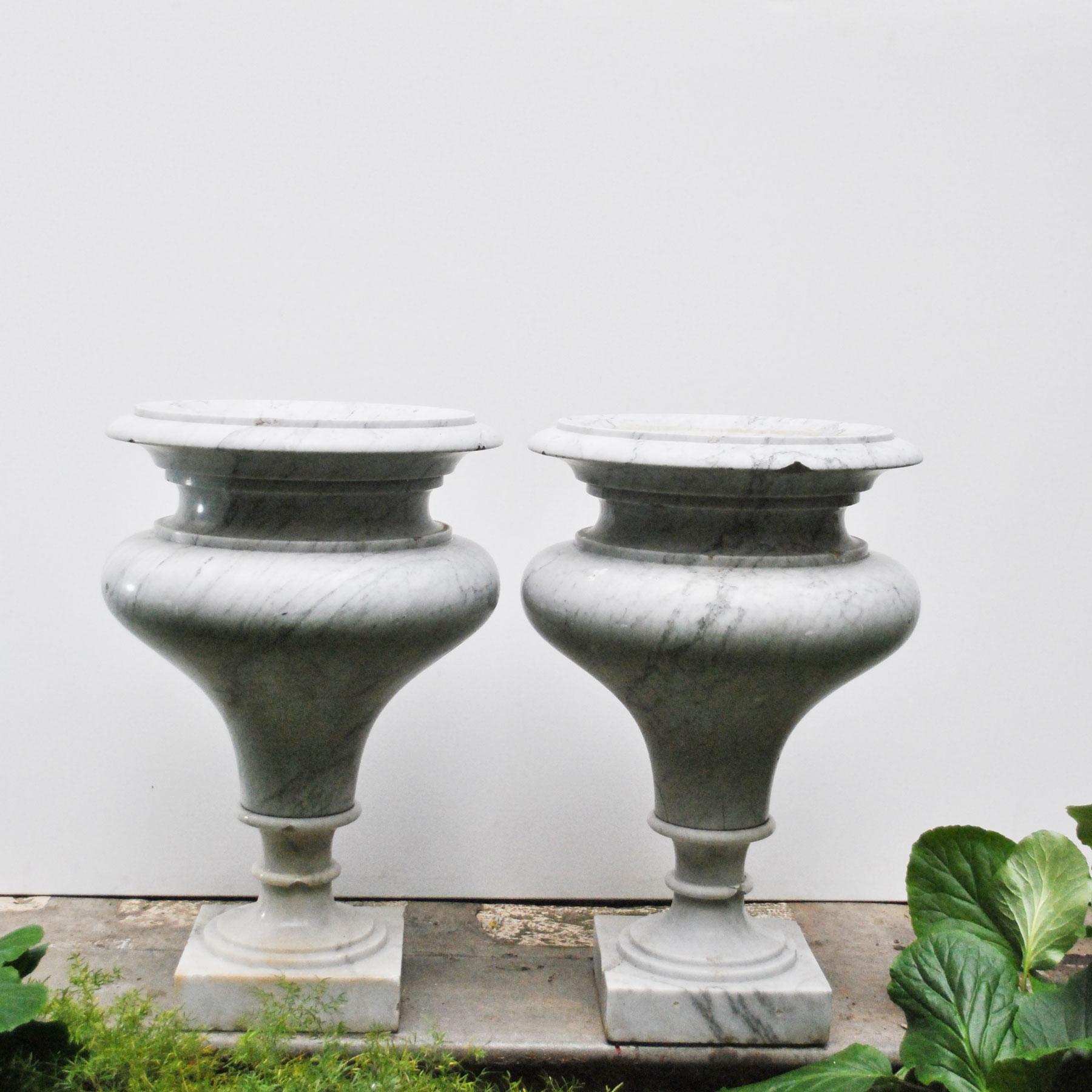 Italian Elegant Pair of Large Carrara Marble Vases, Period Early 20th Century For Sale