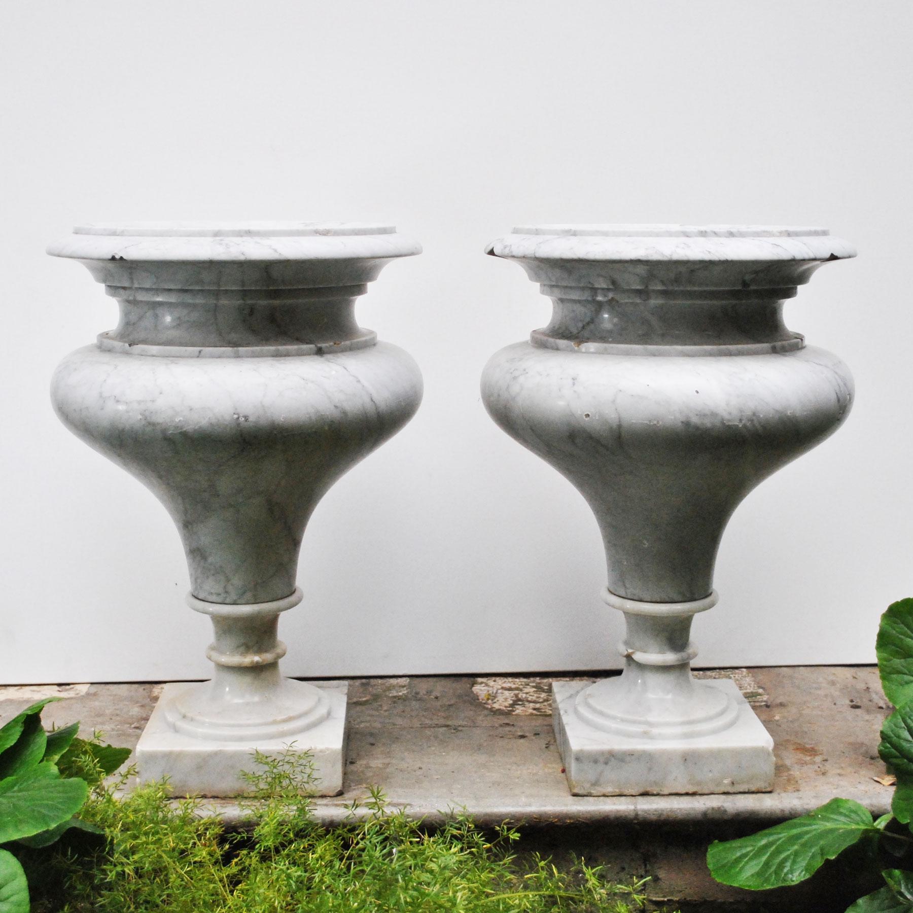 Elegant Pair of Large Carrara Marble Vases, Period Early 20th Century In Distressed Condition For Sale In bari, IT