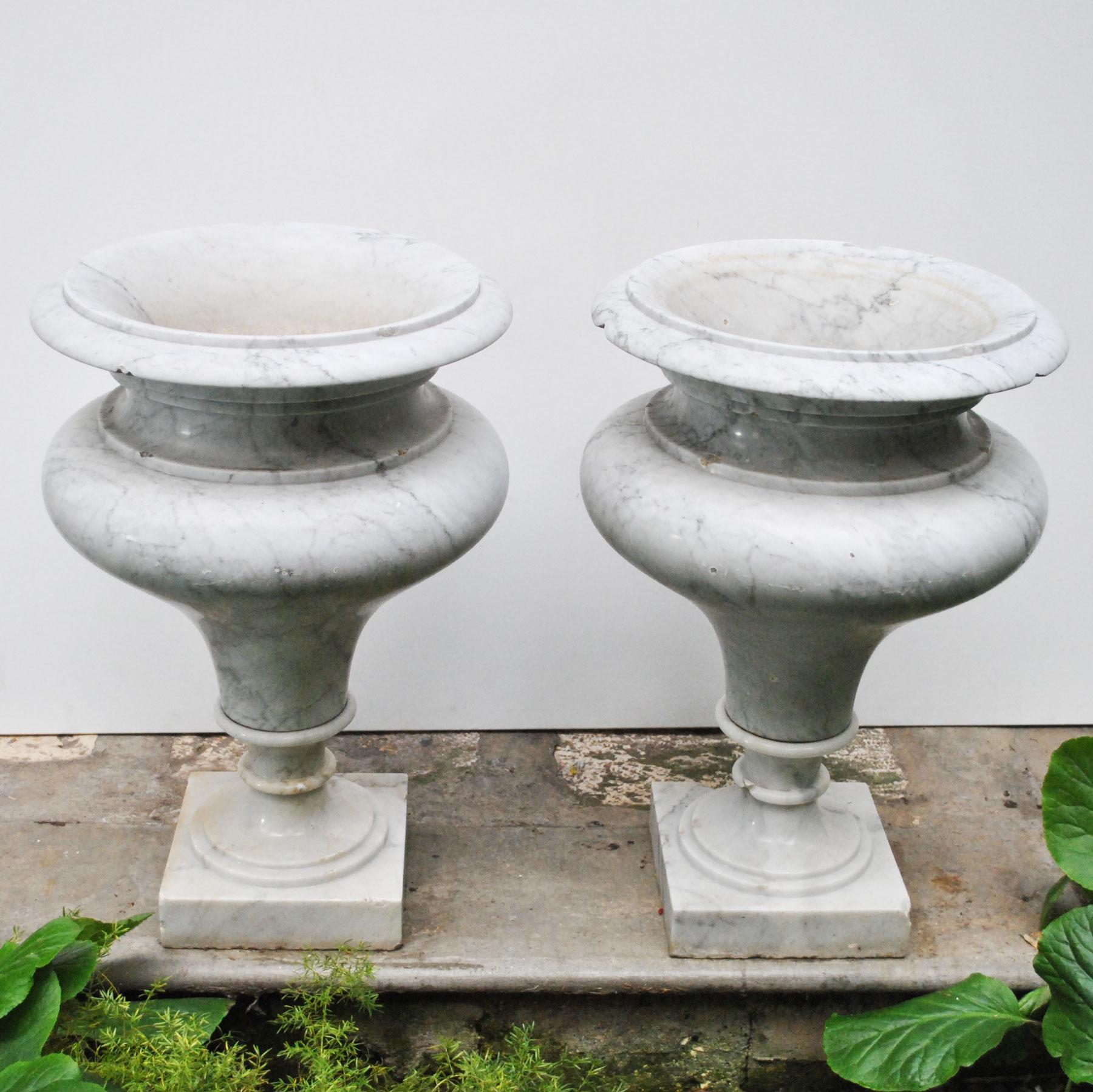 Elegant Pair of Large Carrara Marble Vases, Period Early 20th Century For Sale 1