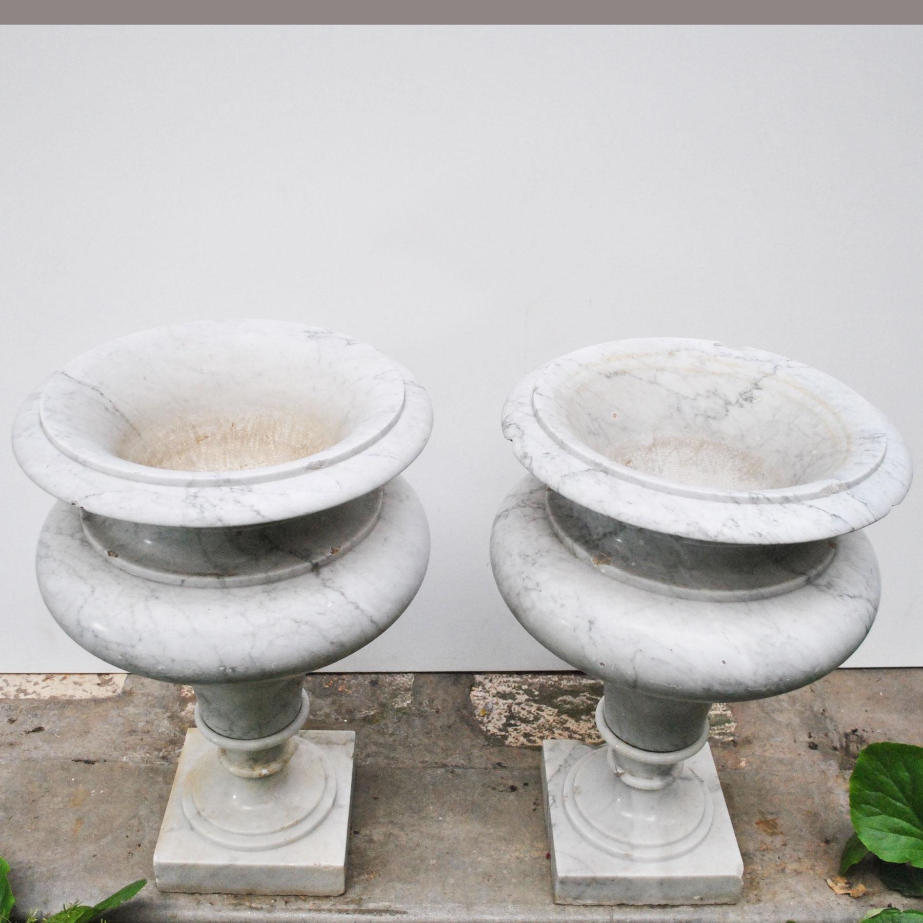 Elegant Pair of Large Carrara Marble Vases, Period Early 20th Century For Sale 2