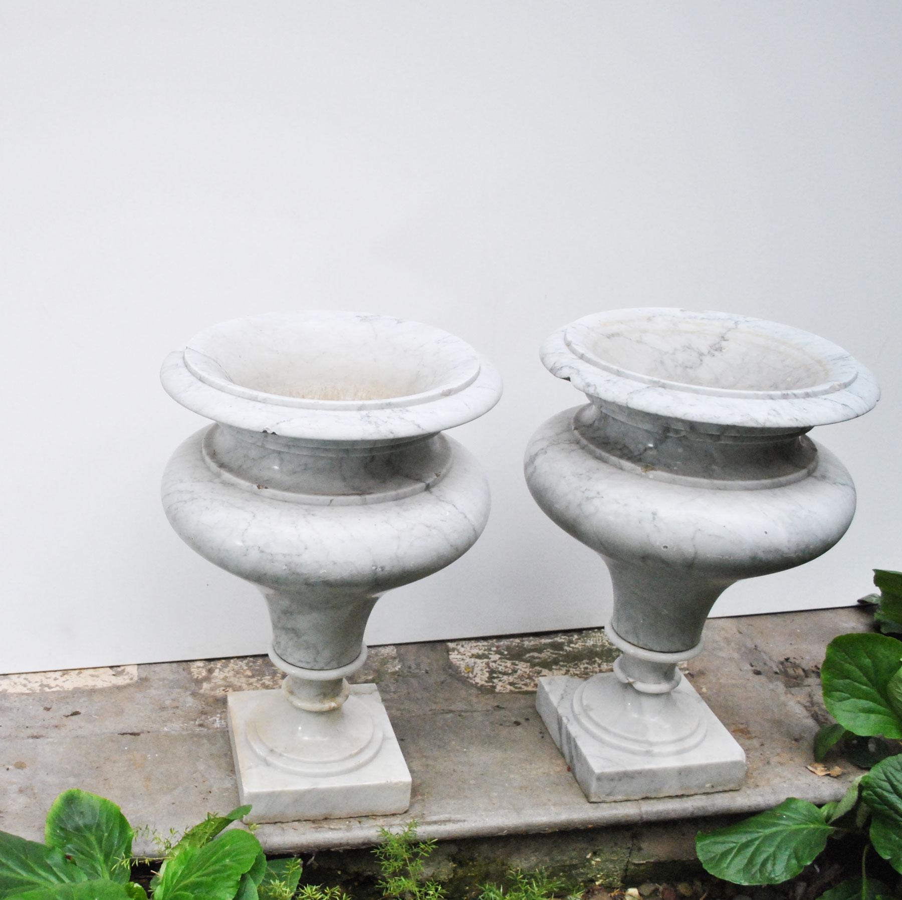 Elegant Pair of Large Carrara Marble Vases, Period Early 20th Century For Sale 3