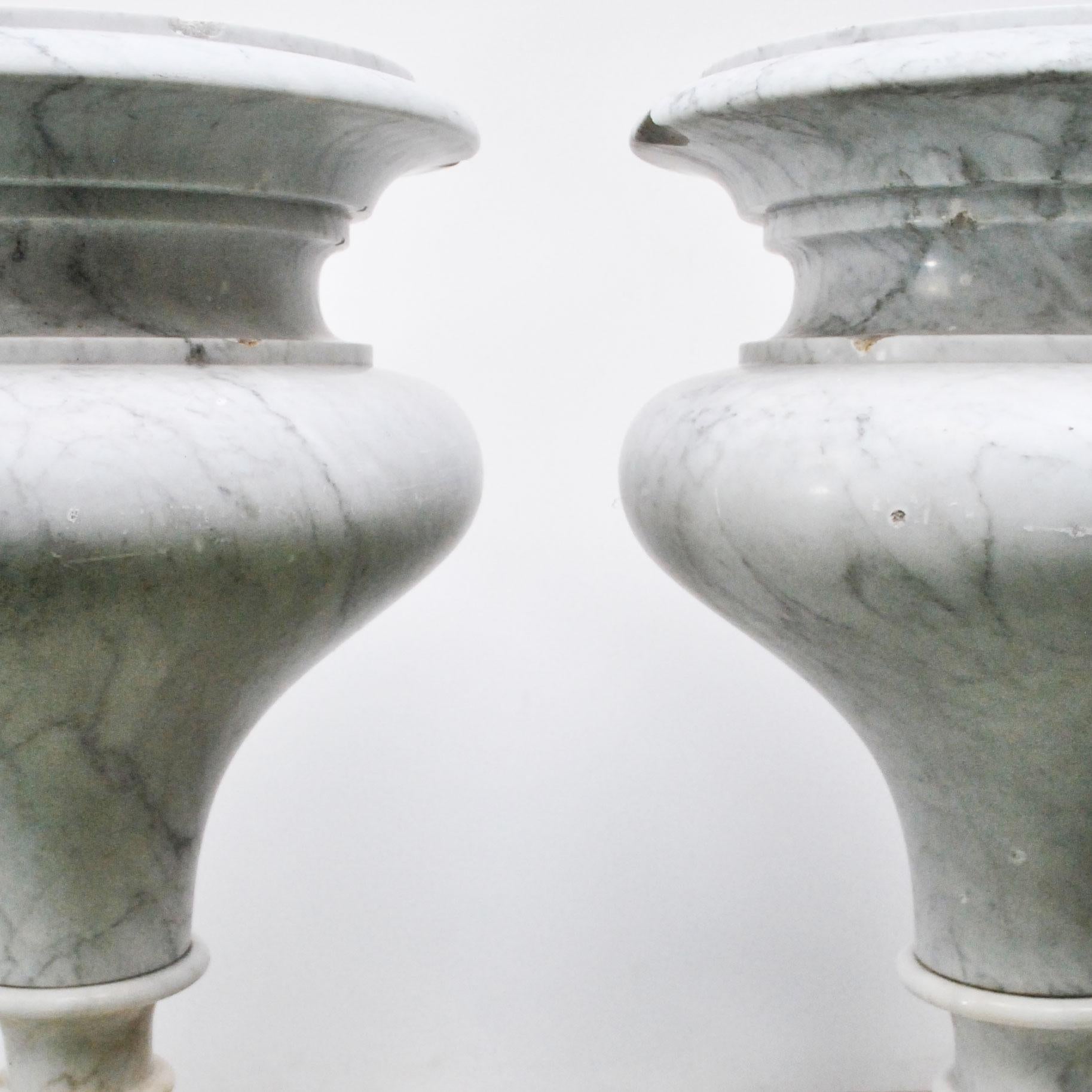 Elegant Pair of Large Carrara Marble Vases, Period Early 20th Century For Sale 4
