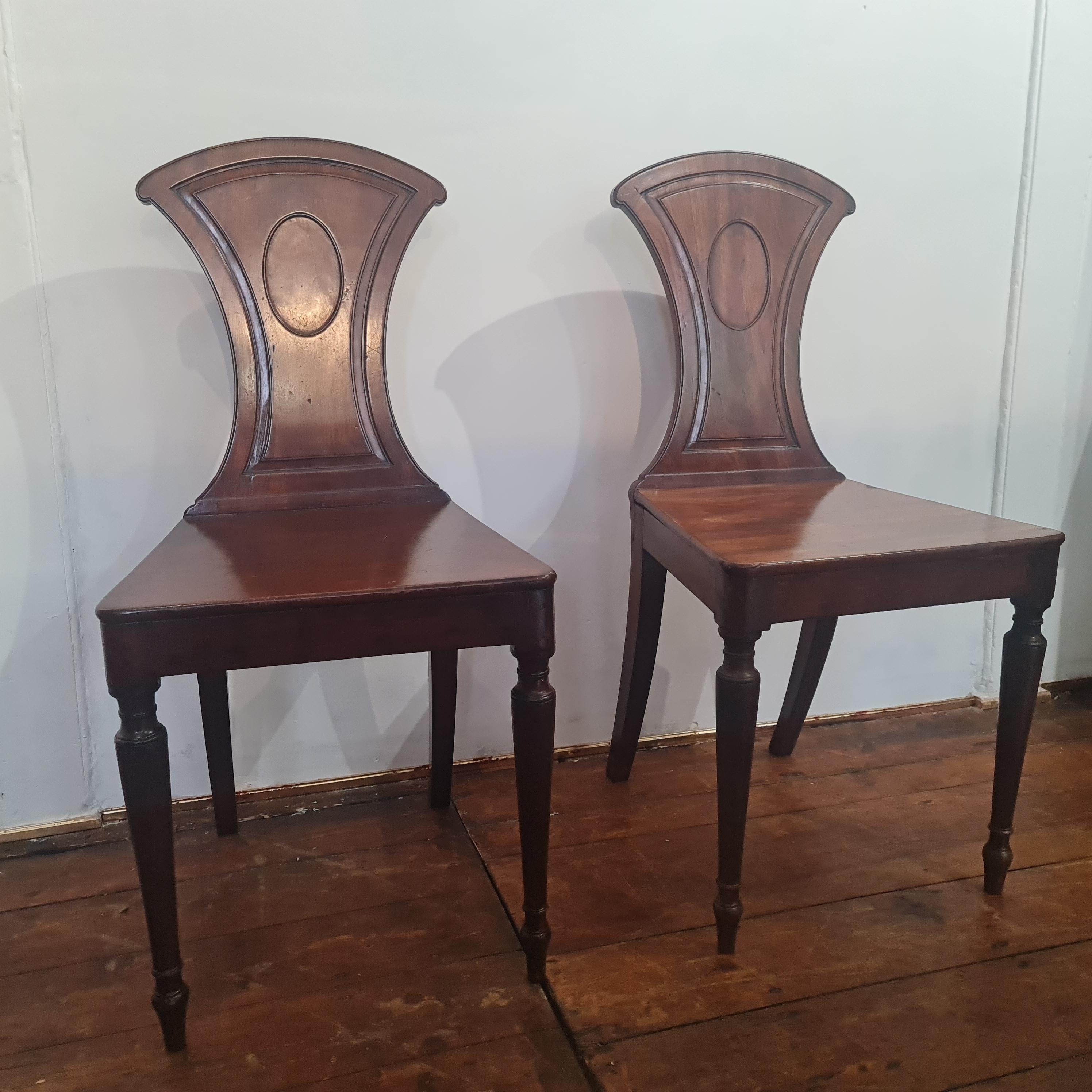 Elegante pareja de sillas de salón georgianas tardías de caoba Jorge III en venta