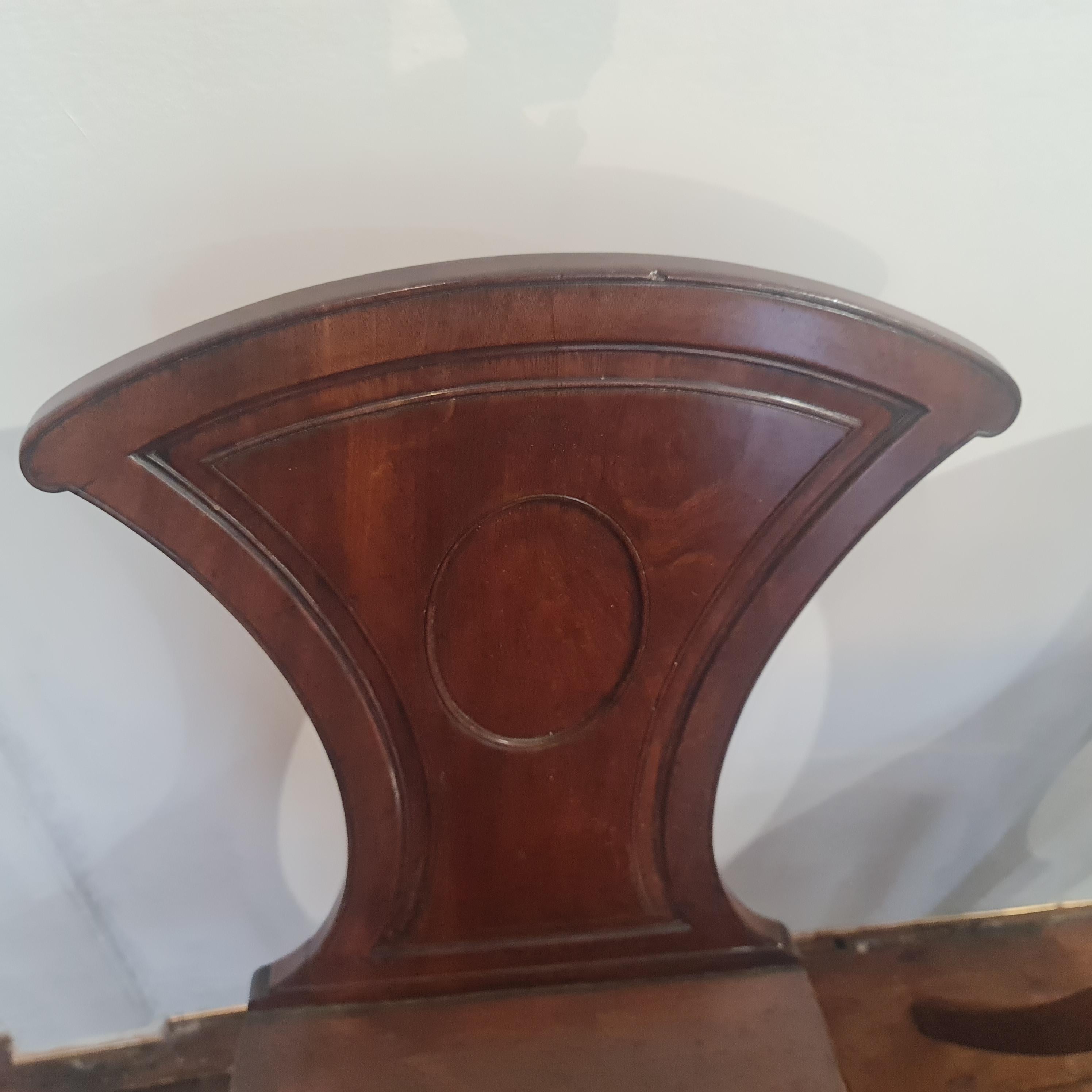 Elegante pareja de sillas de salón georgianas tardías de caoba Británico en venta