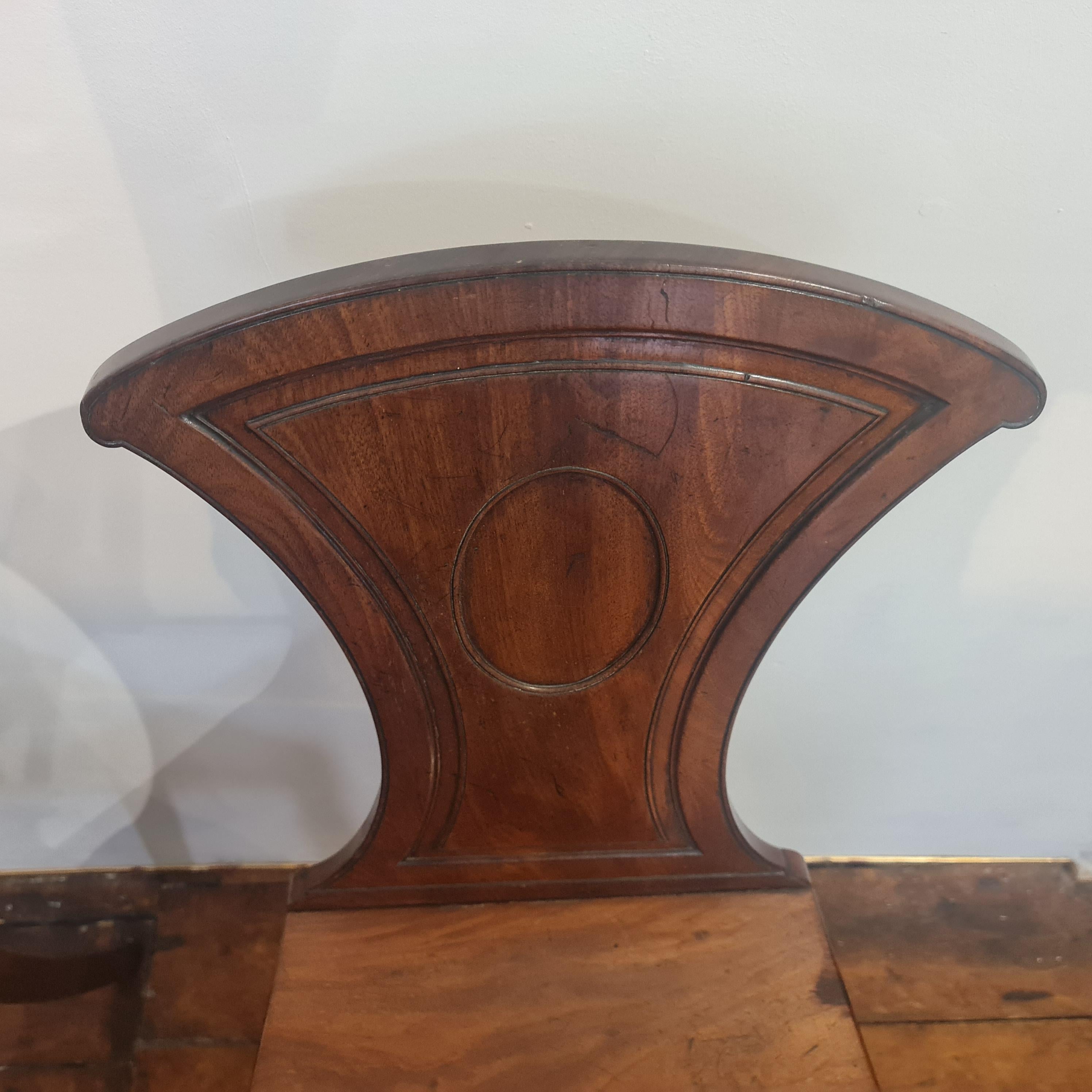 Elegante pareja de sillas de salón georgianas tardías de caoba Hecho a mano en venta