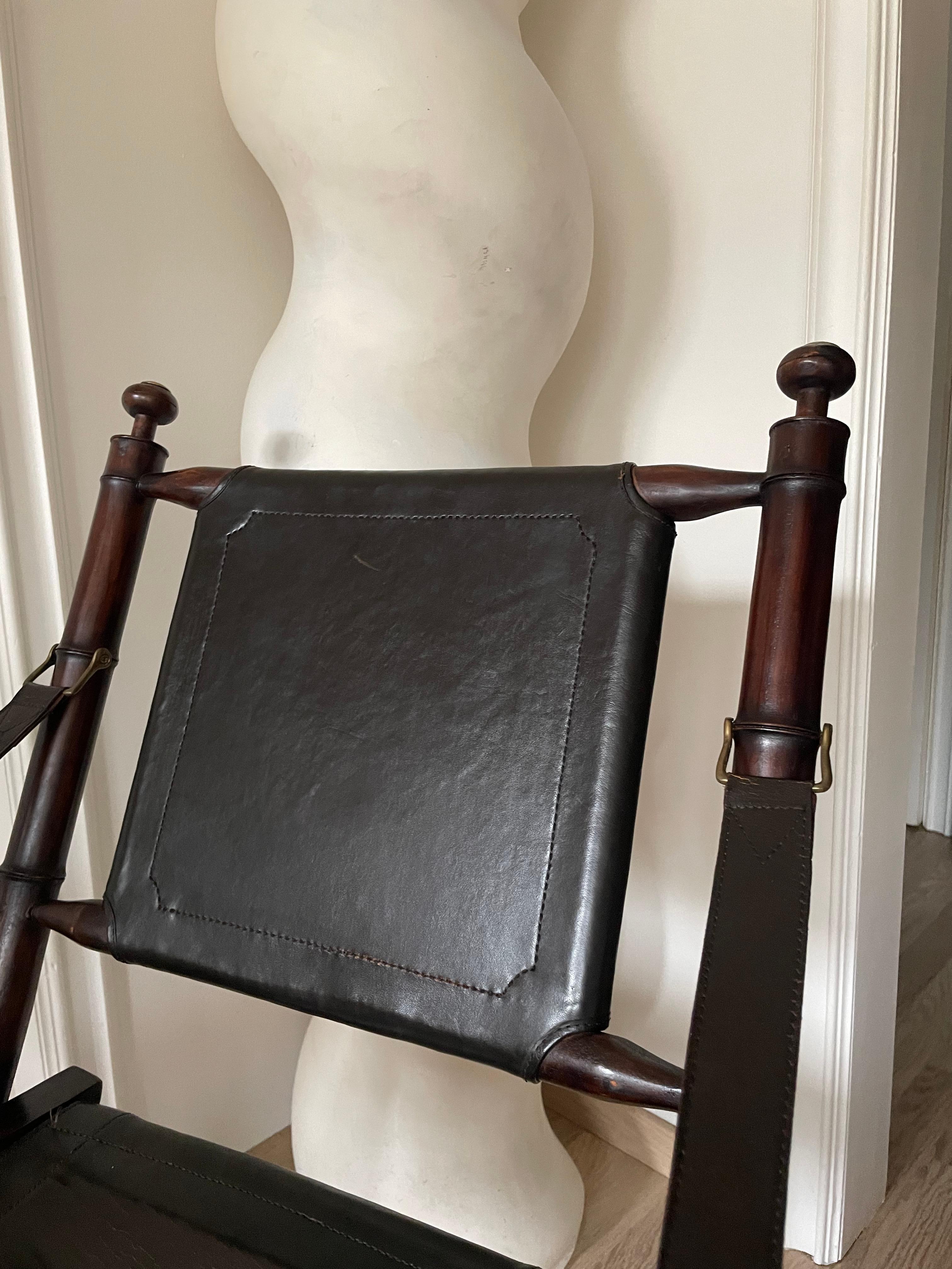 Paire de chaises pliantes en cuir et en faux bambou attribuées à la Maison Jansen. en vente 4