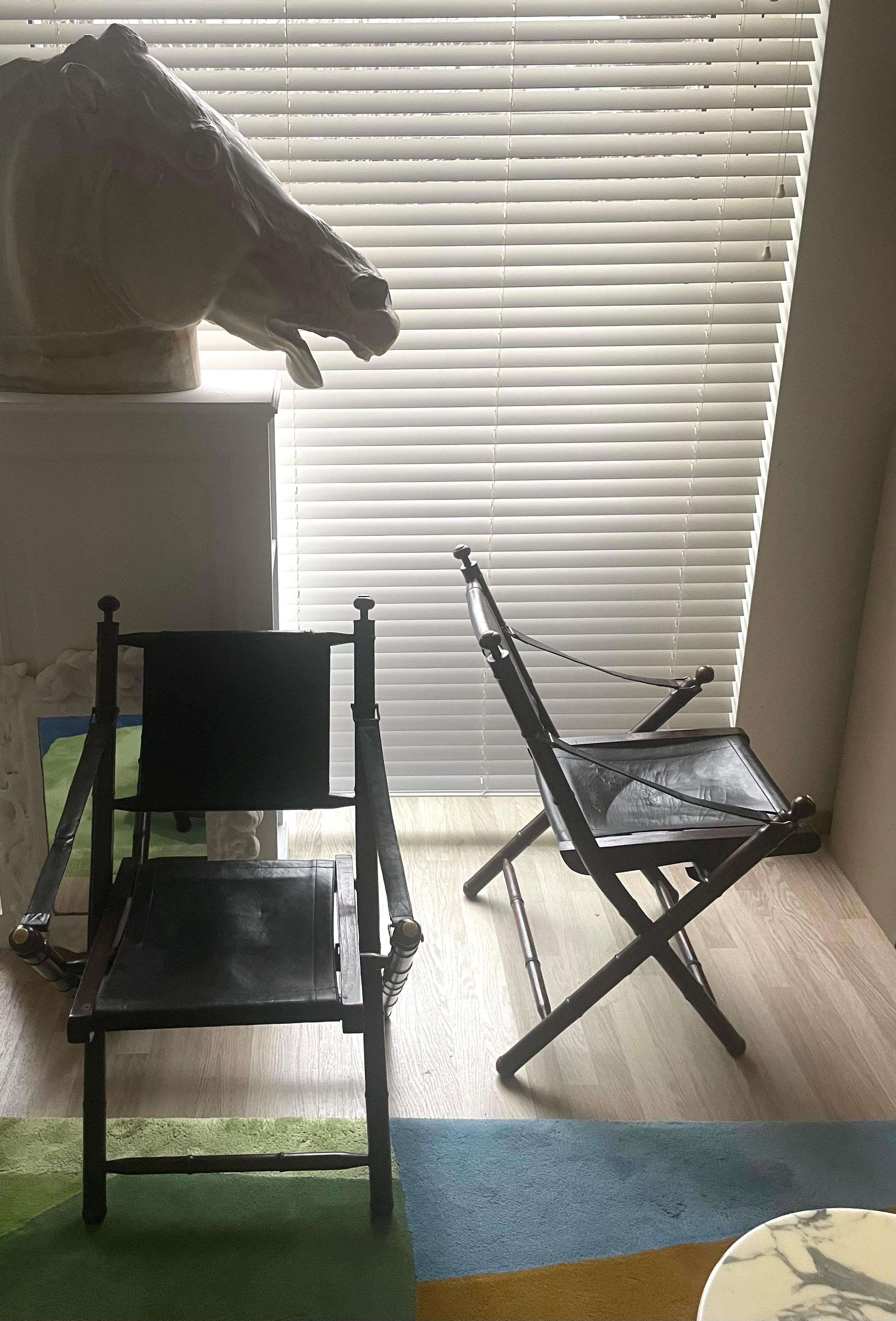 Paire de chaises pliantes en cuir et en faux bambou attribuées à la Maison Jansen. en vente 6