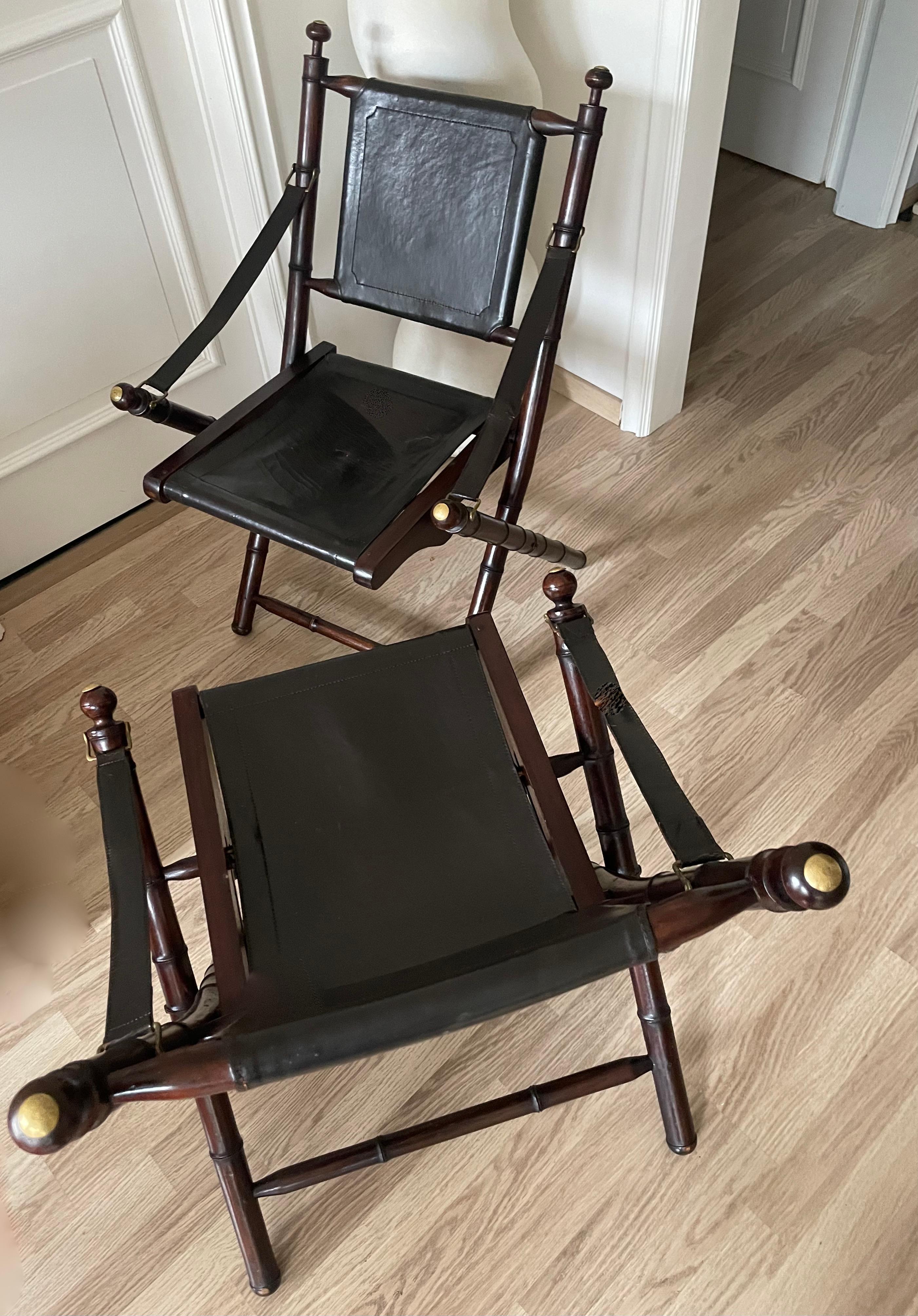 Elegante paire de chaises pliantes avec faux bambou, sangles en cuir et détails en laiton.
Couleur brun foncé.
Par Maison Jansen 1970.