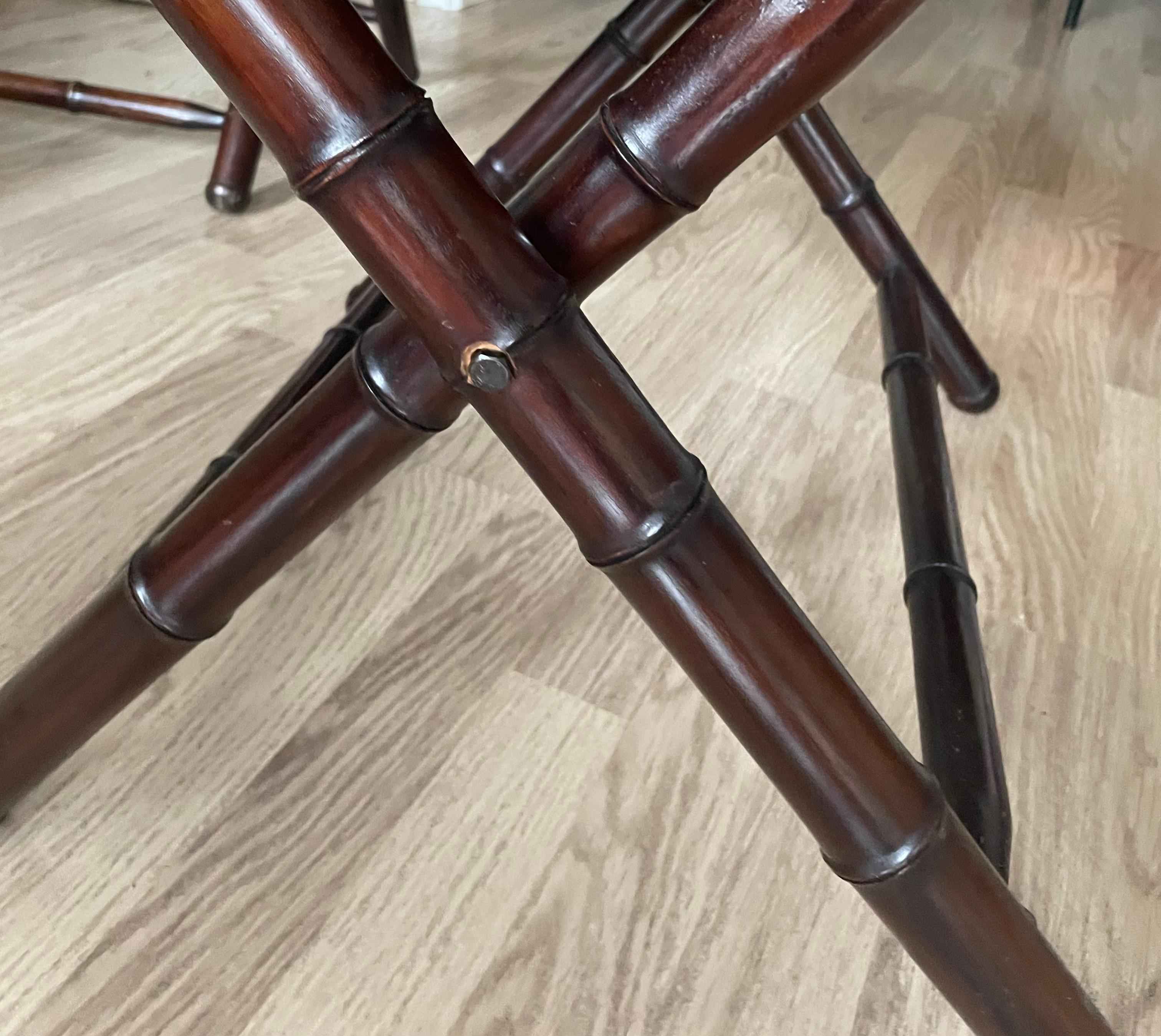 Mid-Century Modern Paire de chaises pliantes en cuir et en faux bambou attribuées à la Maison Jansen. en vente
