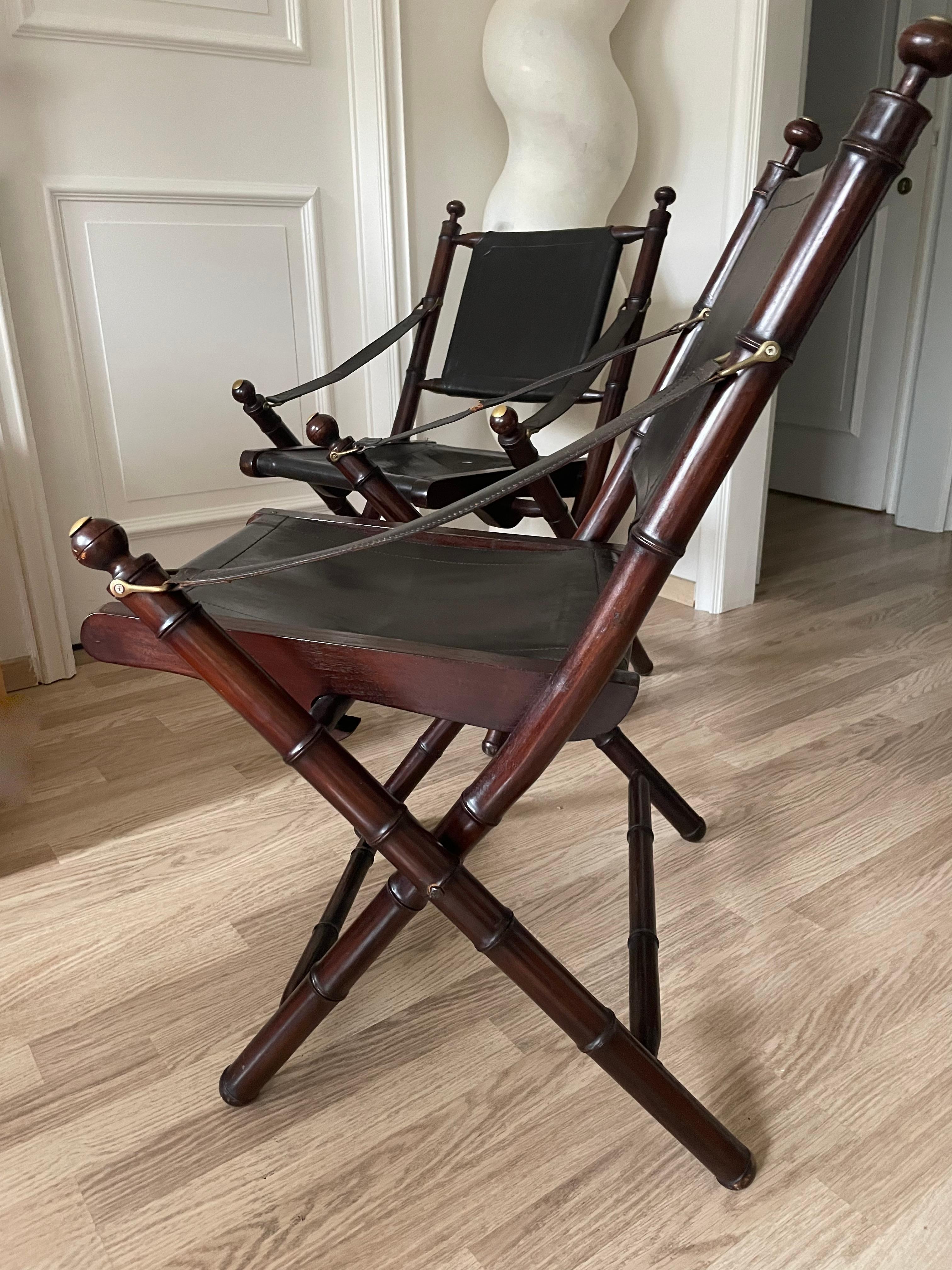 Paire de chaises pliantes en cuir et en faux bambou attribuées à la Maison Jansen. Bon état - En vente à Brussels, BE