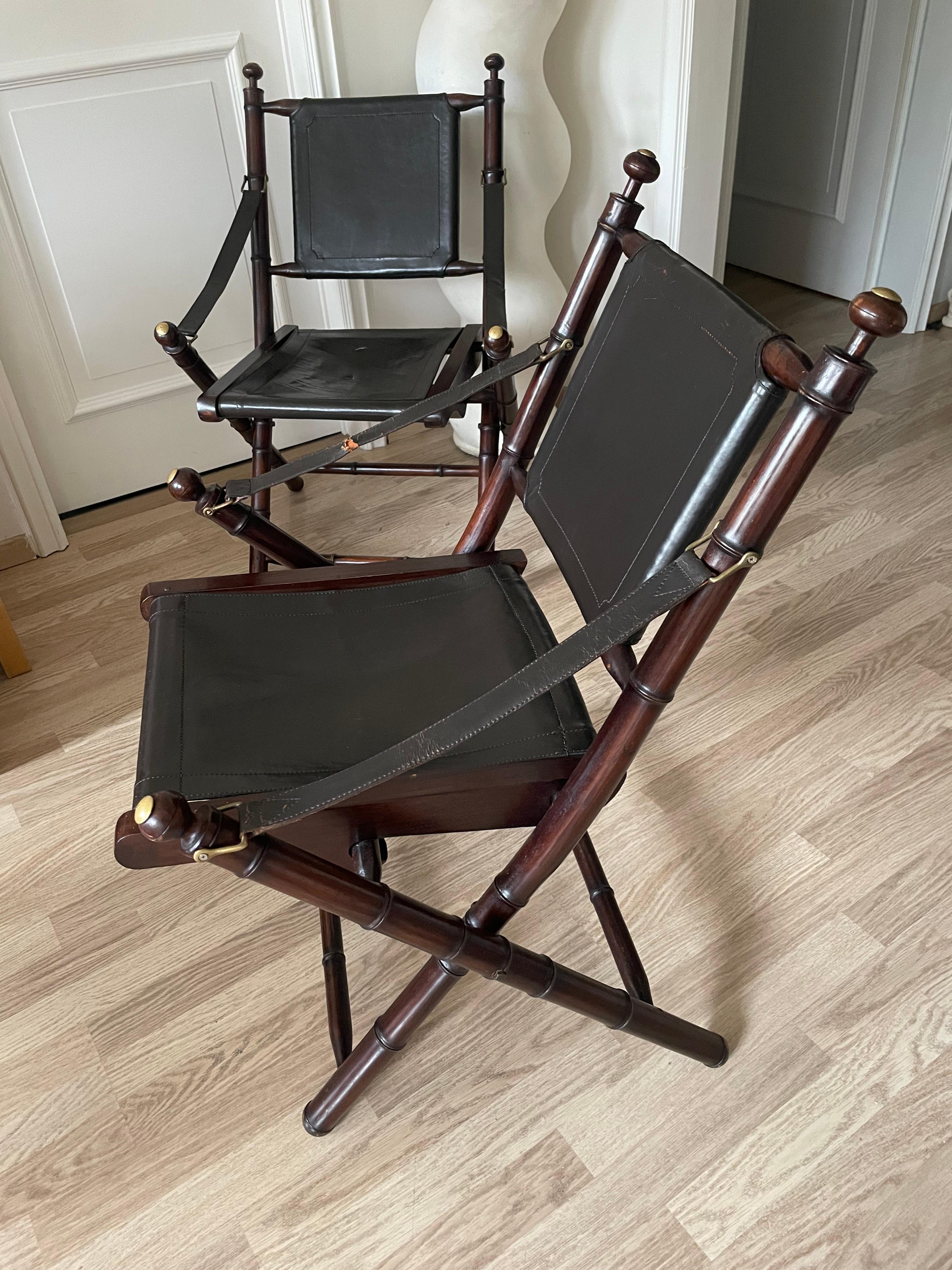 Fin du 20e siècle Paire de chaises pliantes en cuir et en faux bambou attribuées à la Maison Jansen. en vente