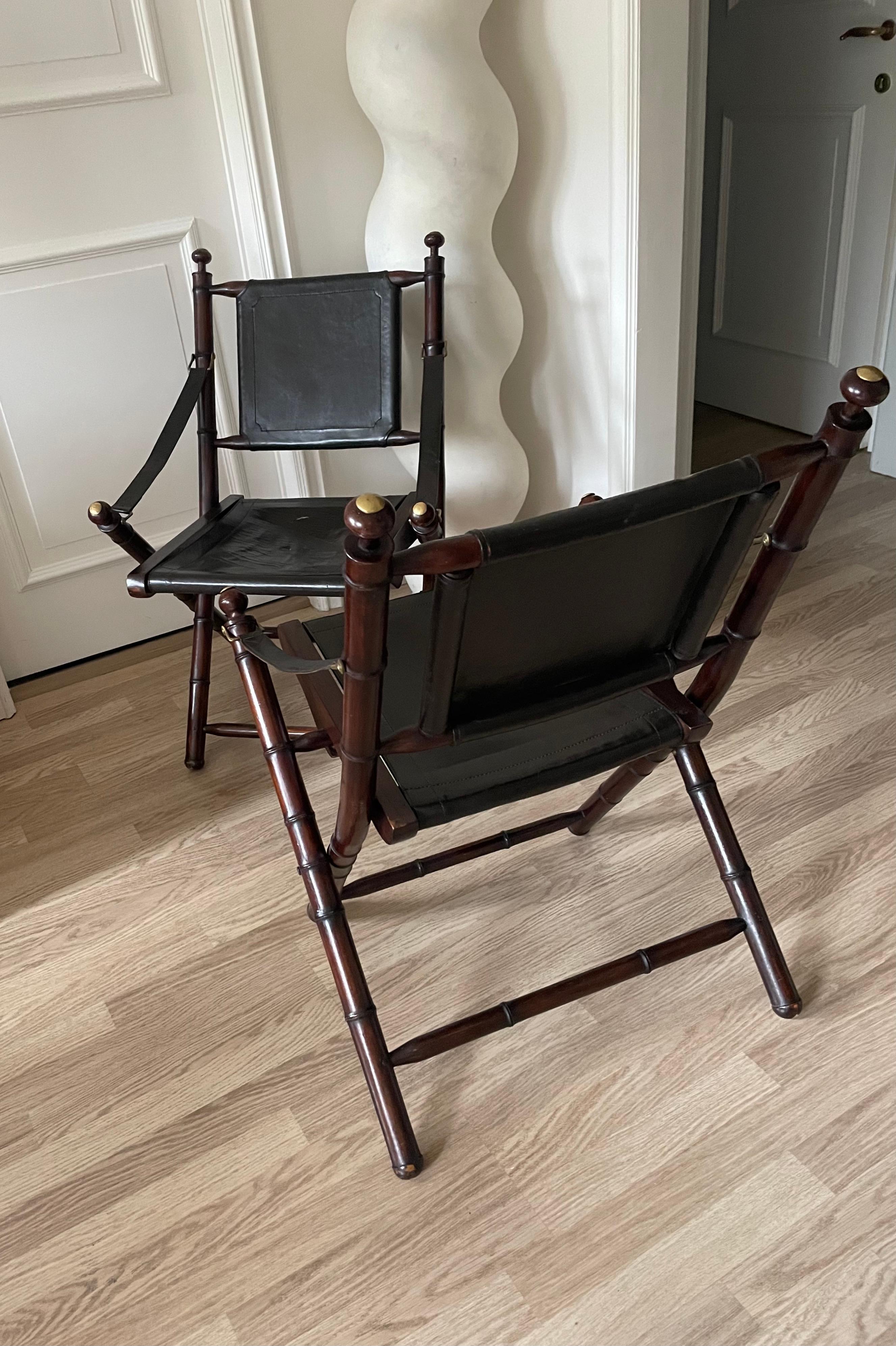 Laiton Paire de chaises pliantes en cuir et en faux bambou attribuées à la Maison Jansen. en vente