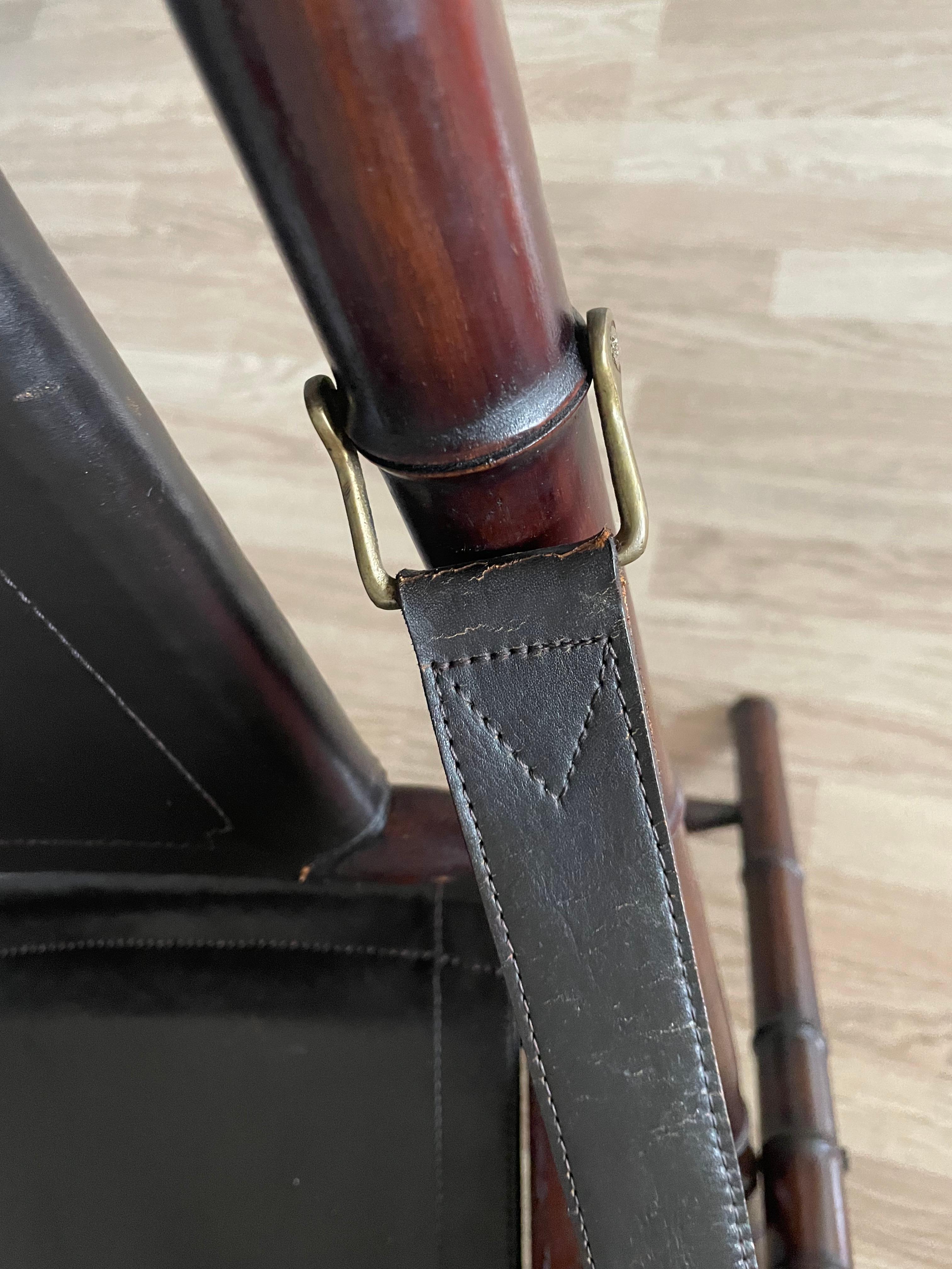 Paire de chaises pliantes en cuir et en faux bambou attribuées à la Maison Jansen. en vente 1