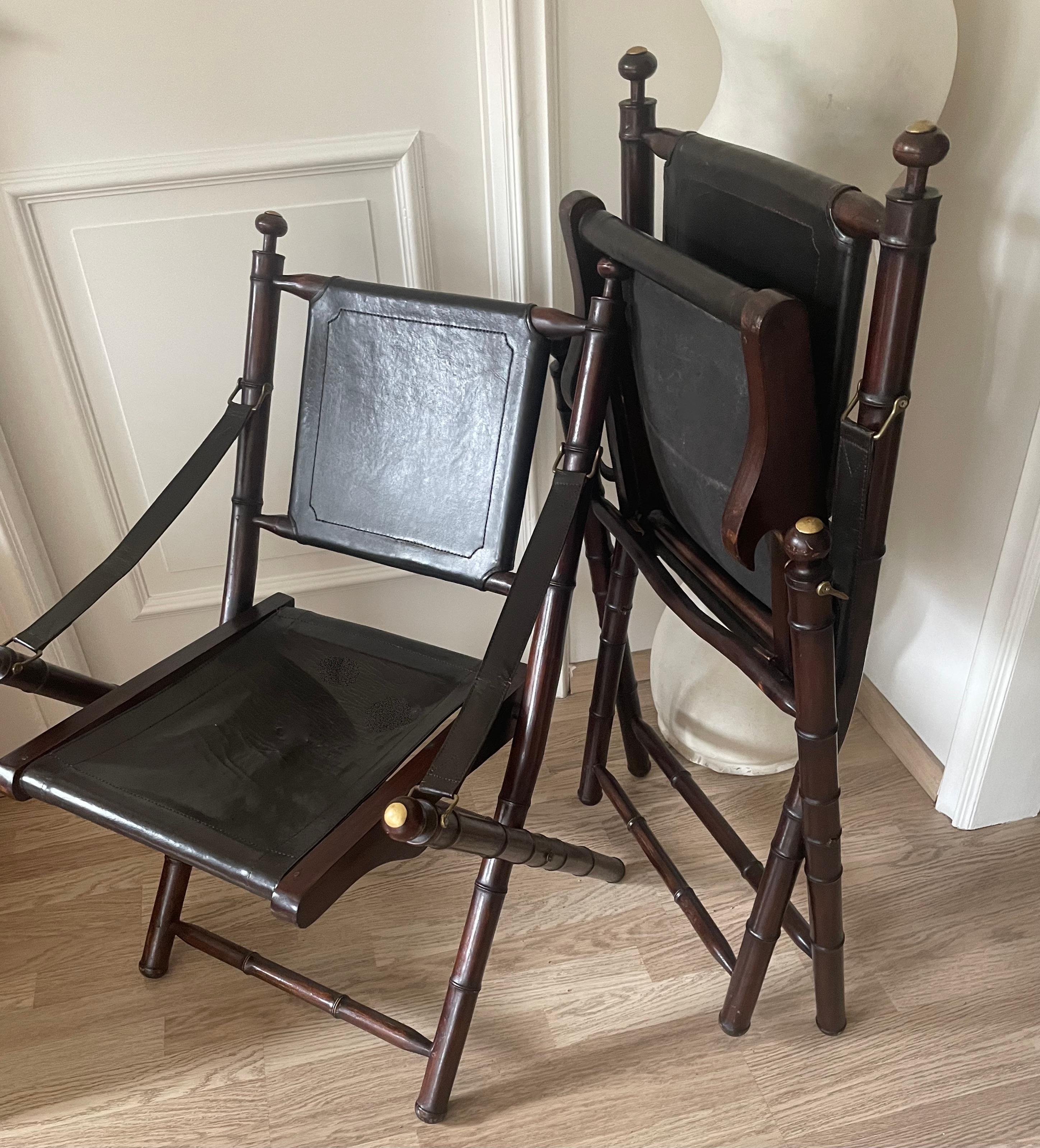 Paire de chaises pliantes en cuir et en faux bambou attribuées à la Maison Jansen. en vente 2