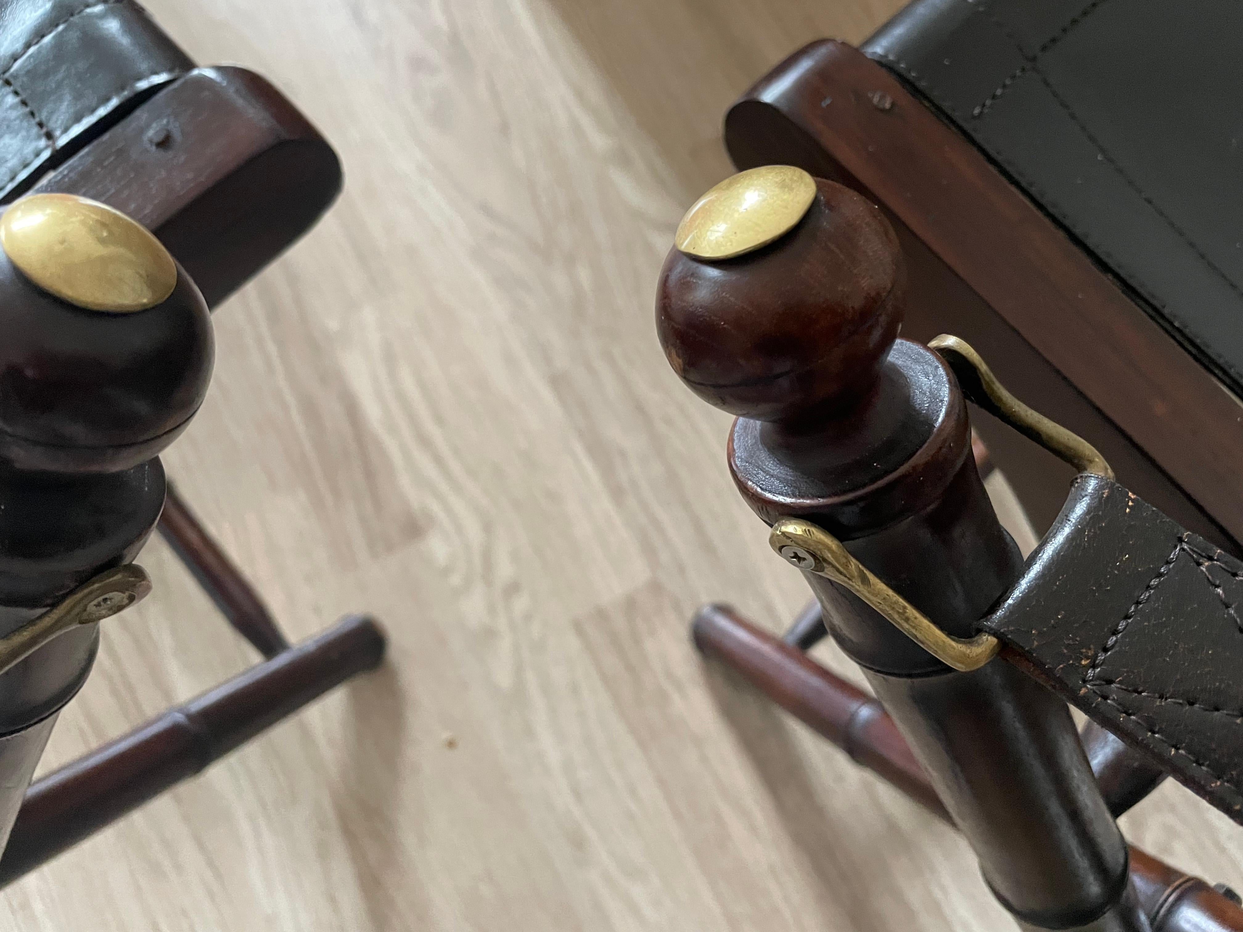 Paire de chaises pliantes en cuir et en faux bambou attribuées à la Maison Jansen. en vente 3