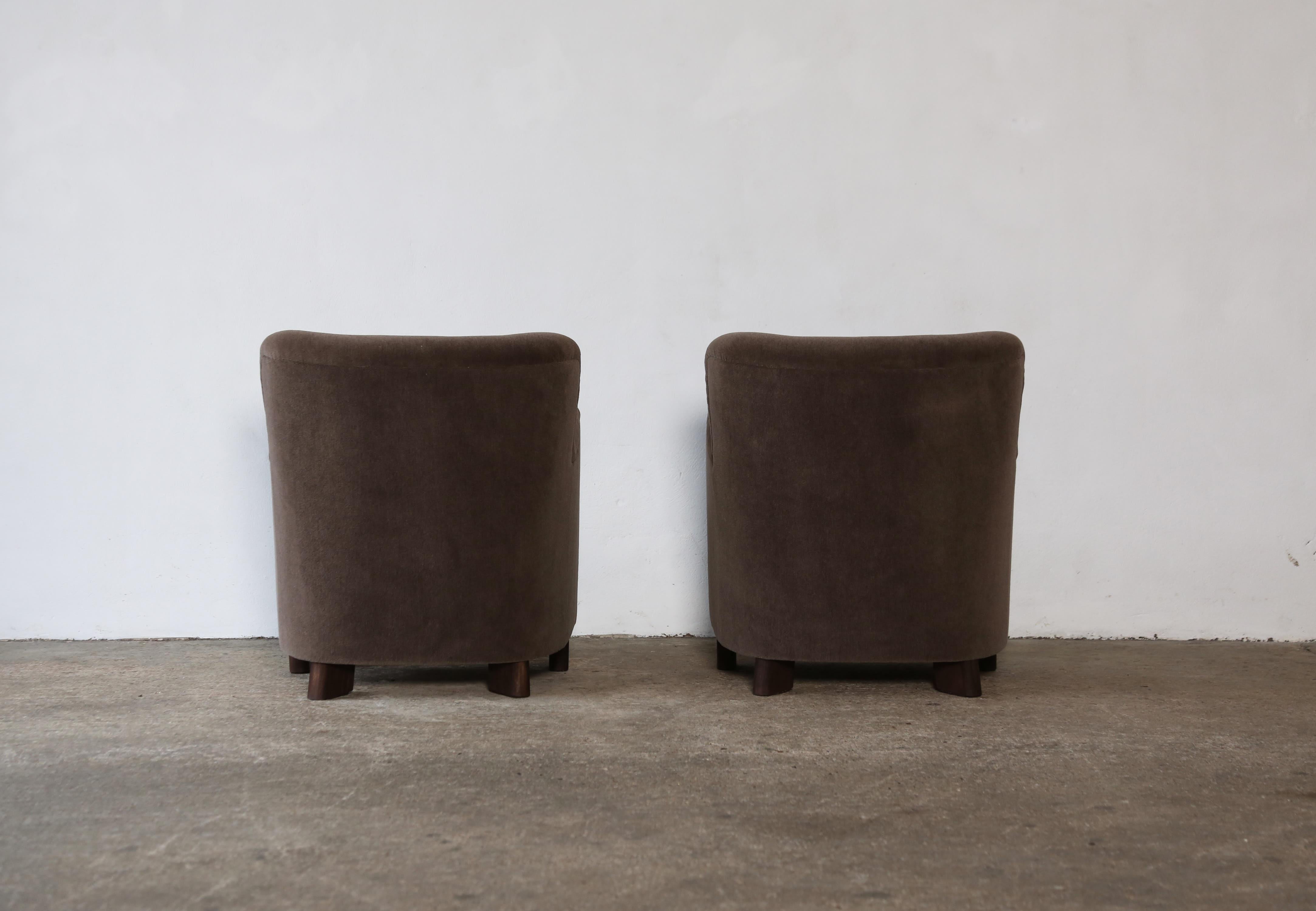 Elegant Pair of Lounge Chairs, Upholstered in Deep Brown Pure Alpaca For Sale 4