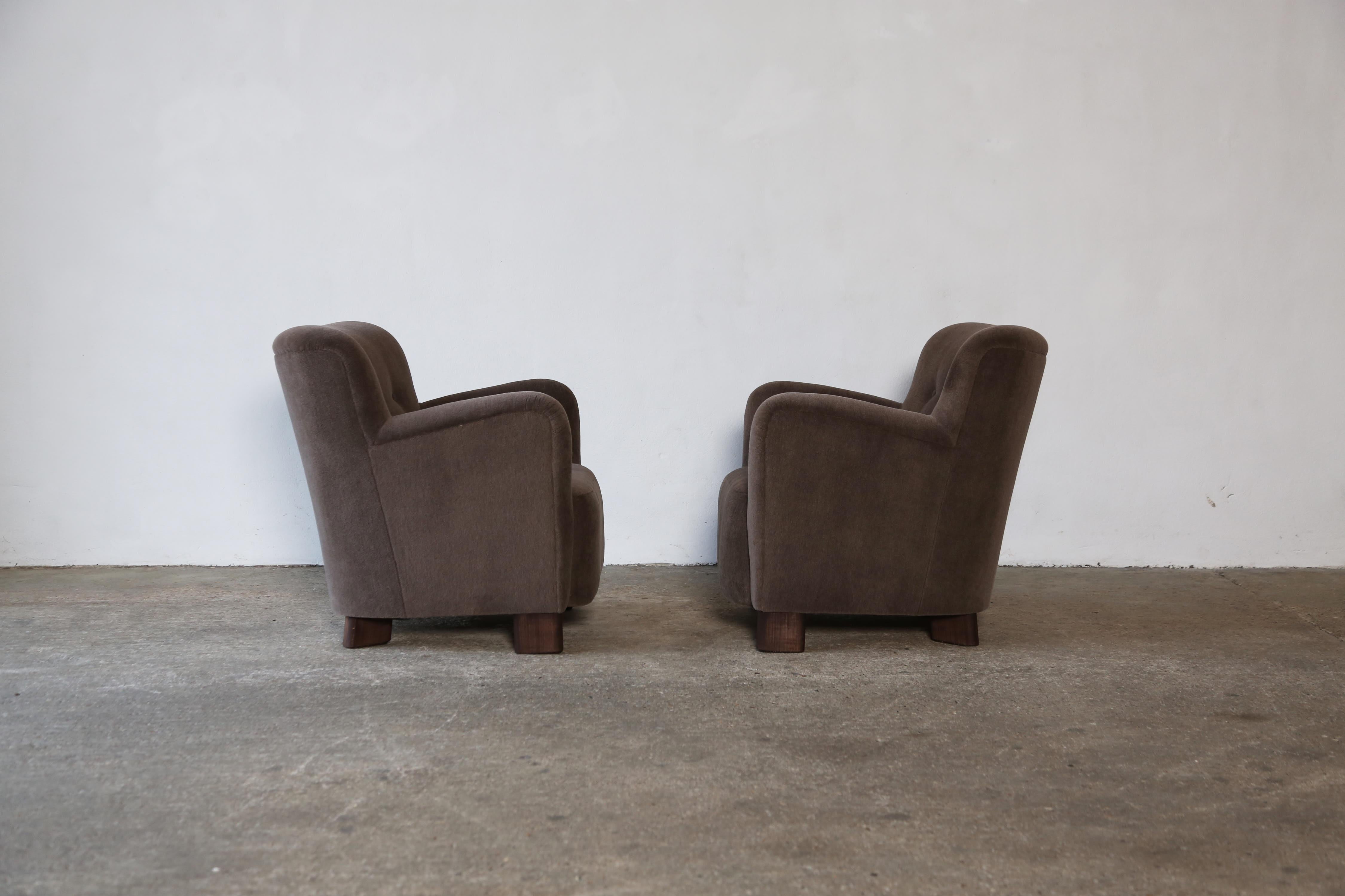 Elegant Pair of Lounge Chairs, Upholstered in Deep Brown Pure Alpaca For Sale 6