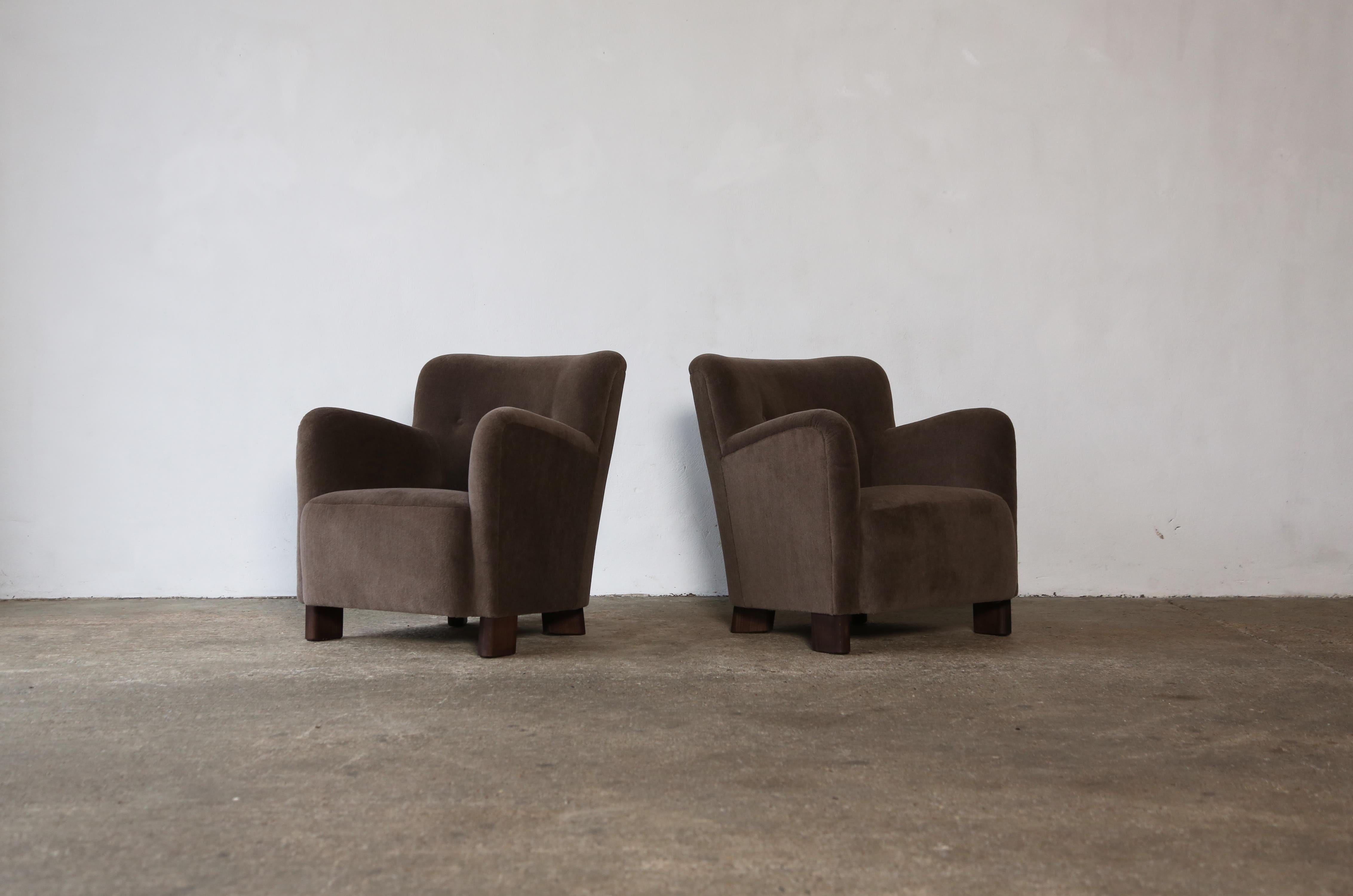 Une élégante paire de chaises longues modernes. Structure en hêtre fabriquée à la main, assise à ressorts et nouvellement recouverte d'un tissu en pure laine d'alpaga, doux et de première qualité.  Expédition rapide dans le monde entier.



