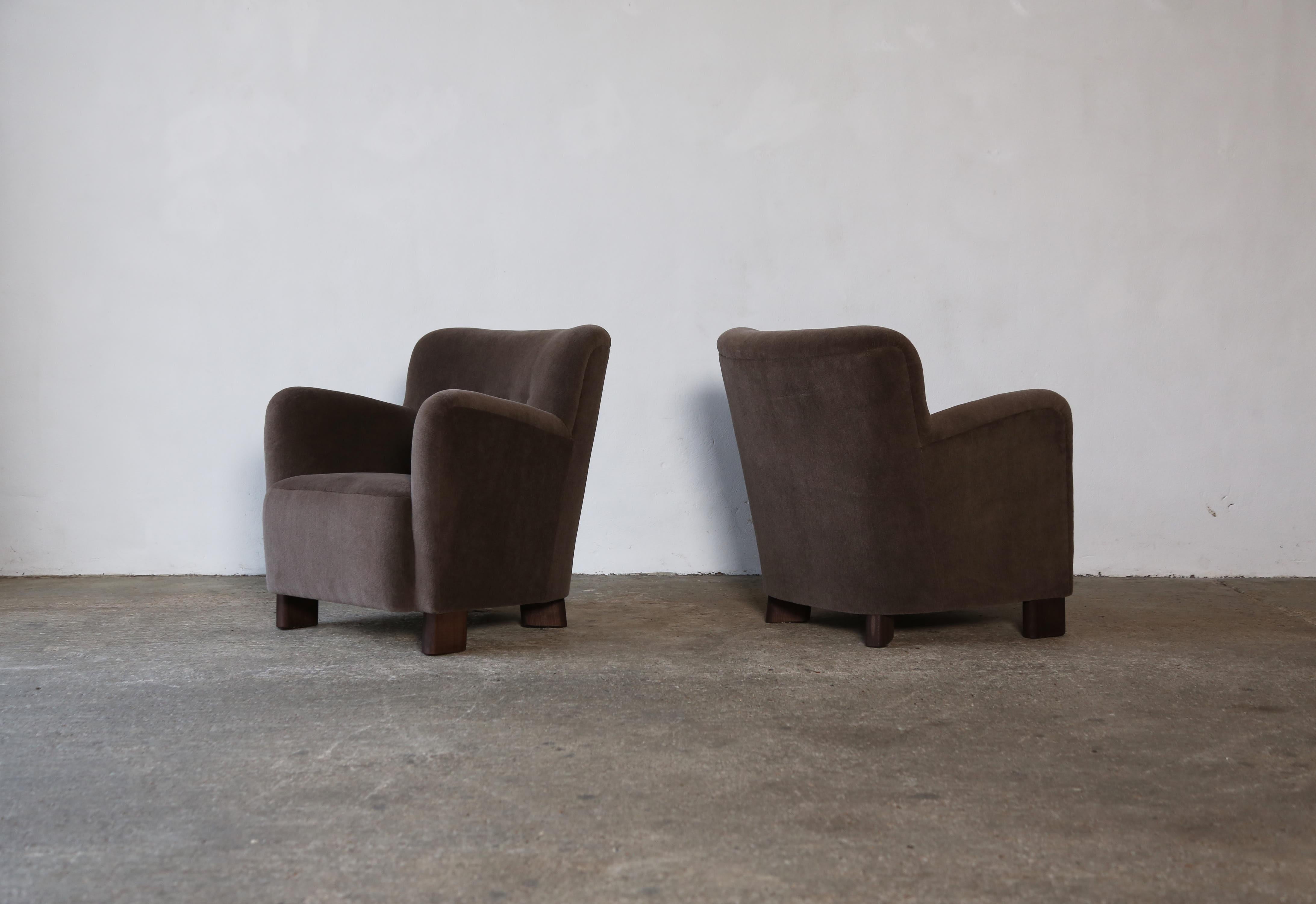British Elegant Pair of Lounge Chairs, Upholstered in Deep Brown Pure Alpaca For Sale
