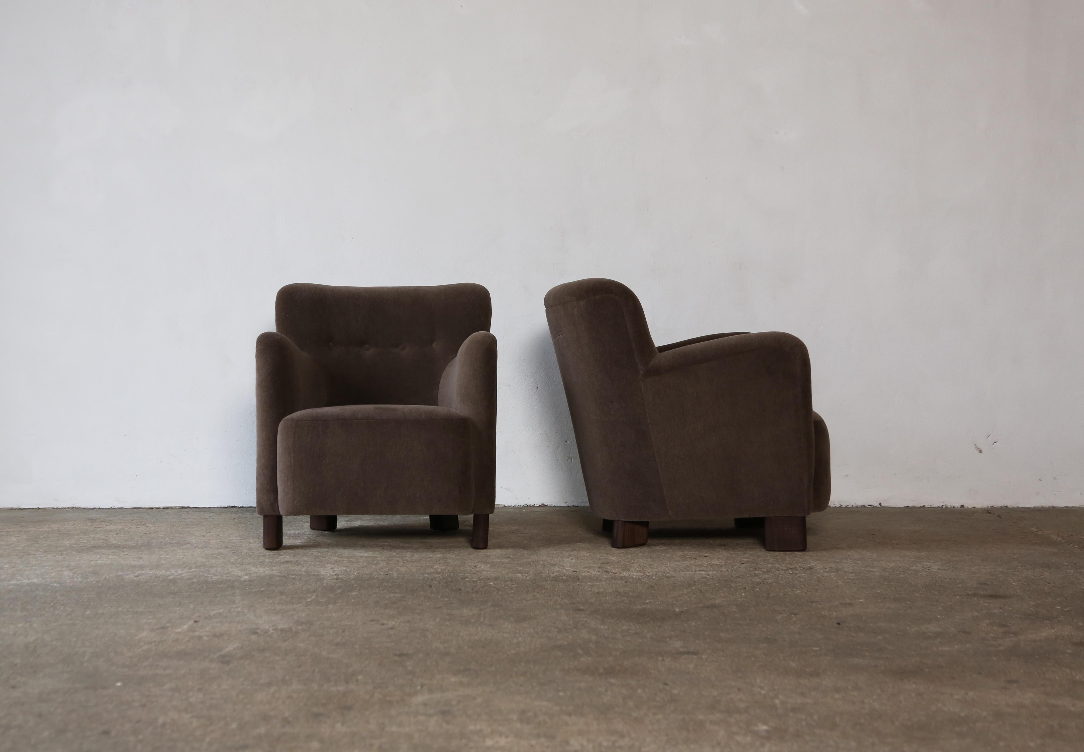 Elegant Pair of Lounge Chairs, Upholstered in Deep Brown Pure Alpaca In Good Condition For Sale In London, GB