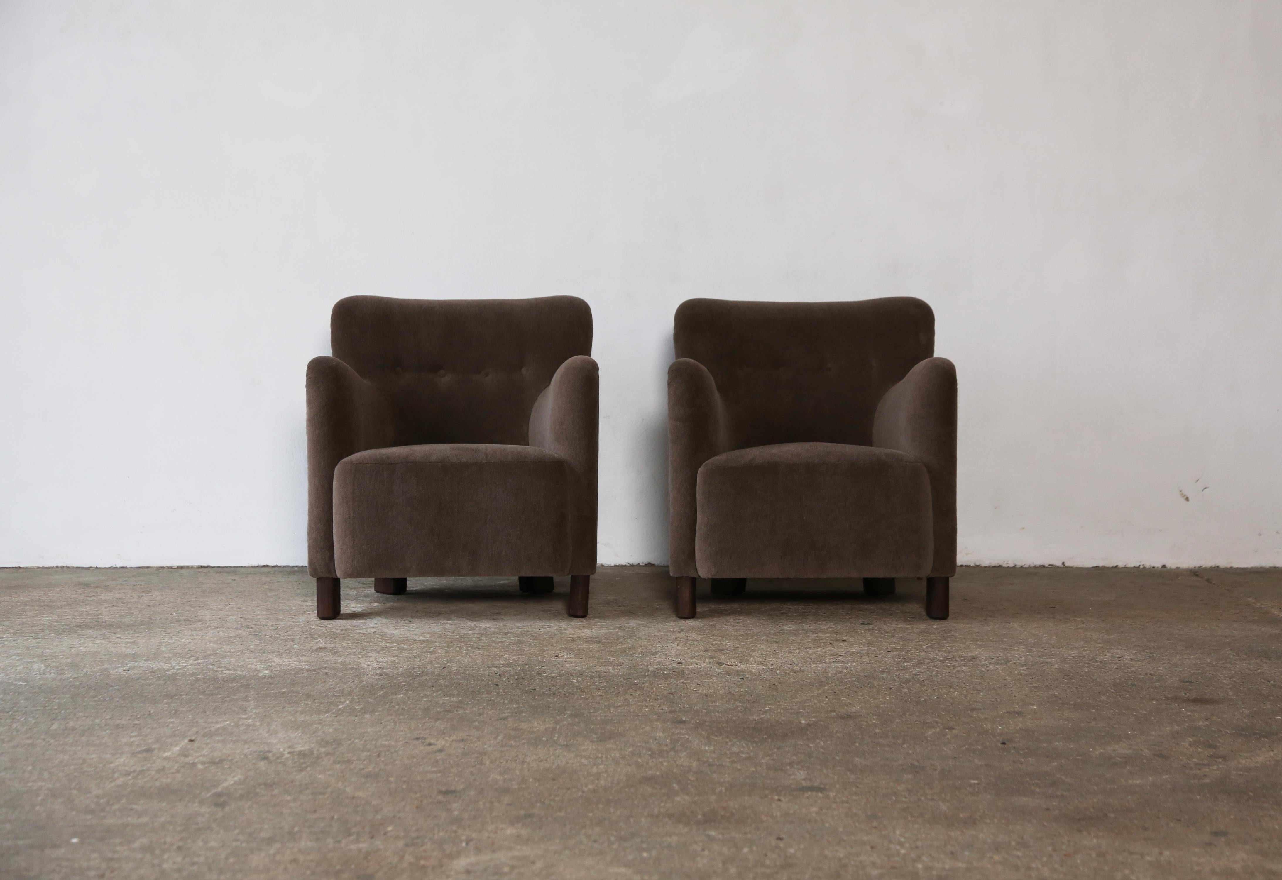 Contemporary Elegant Pair of Lounge Chairs, Upholstered in Deep Brown Pure Alpaca For Sale