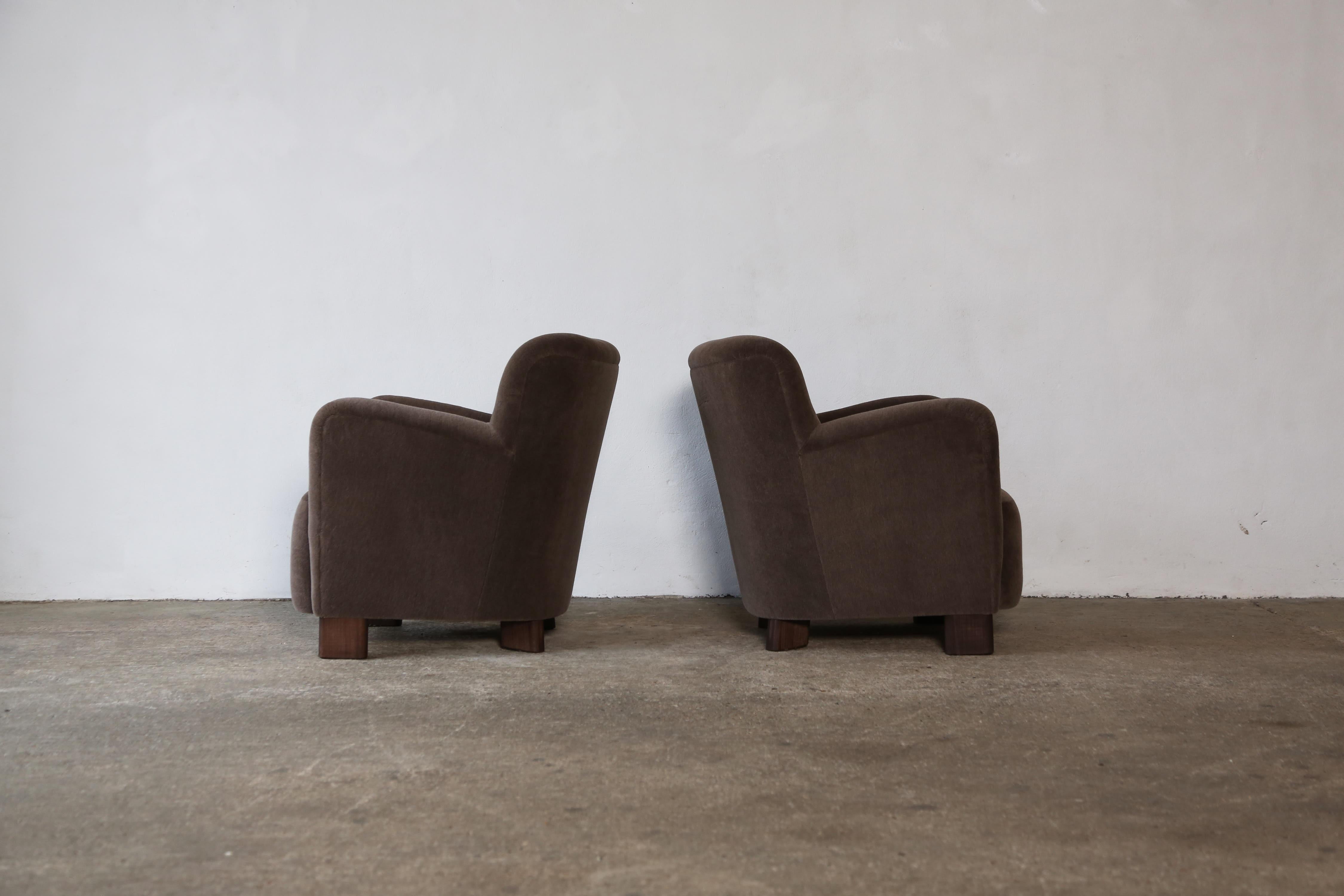 Elegant Pair of Lounge Chairs, Upholstered in Deep Brown Pure Alpaca For Sale 2