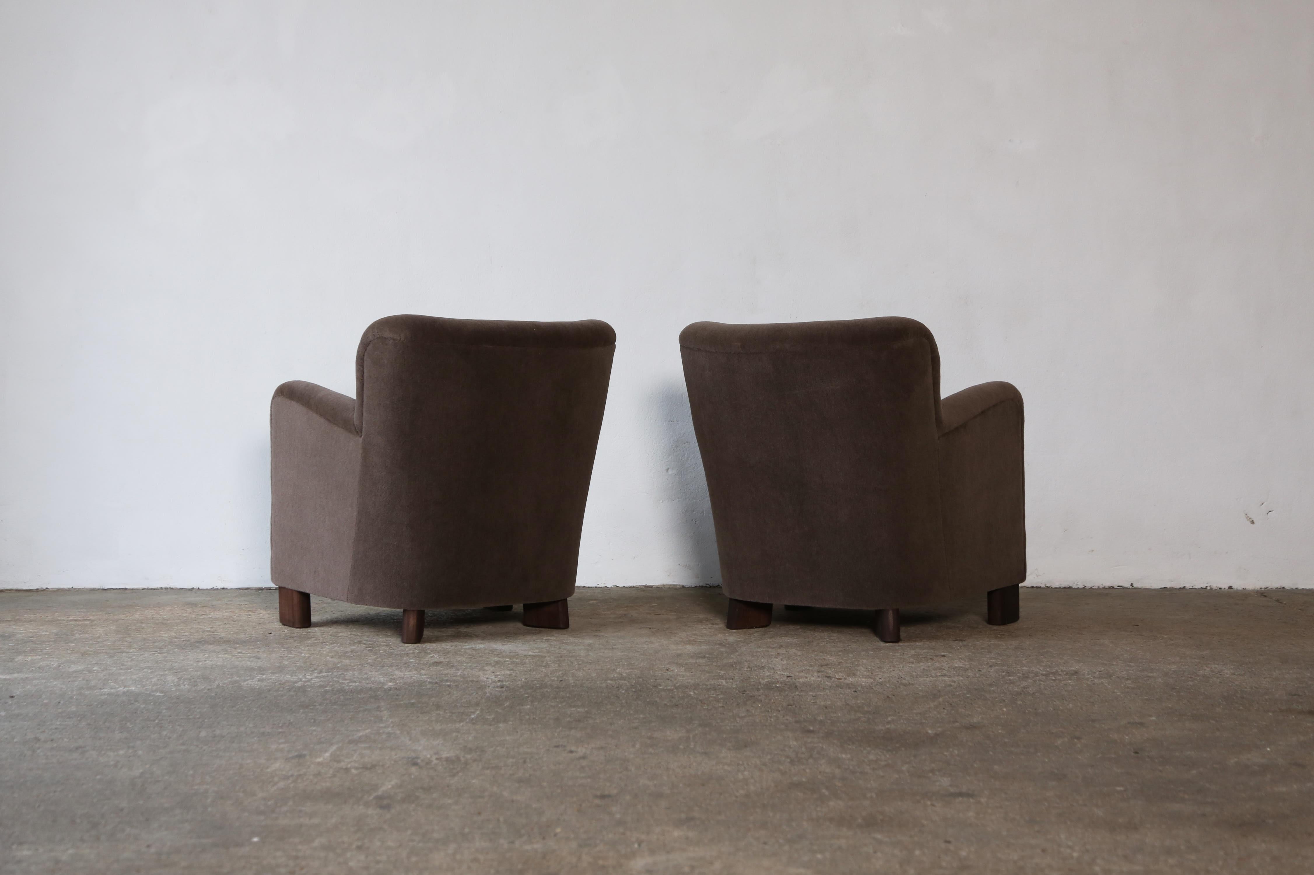 Elegant Pair of Lounge Chairs, Upholstered in Deep Brown Pure Alpaca For Sale 3