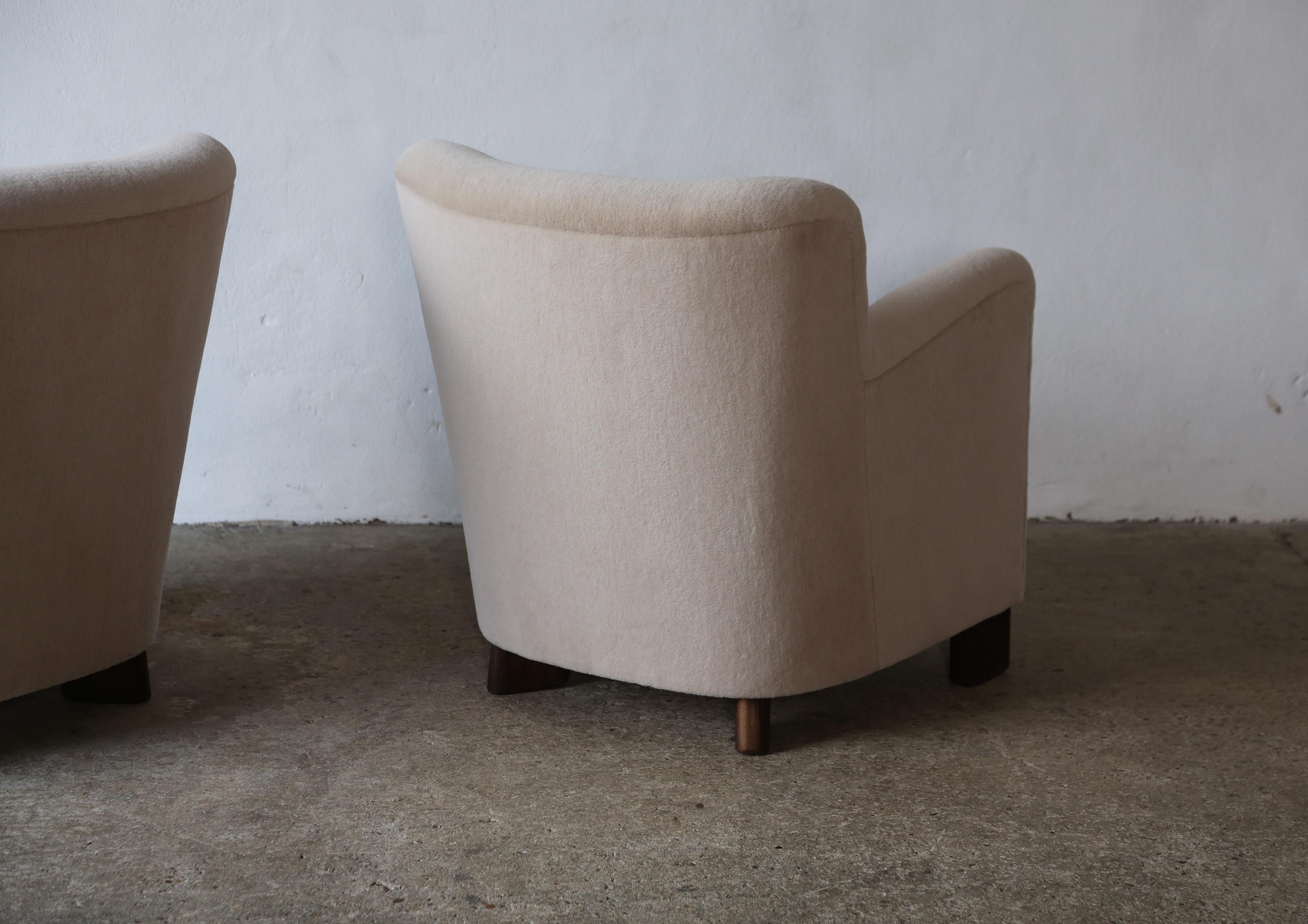 Elegant Pair of Lounge Chairs, Upholstered in Pure Alpaca For Sale 4