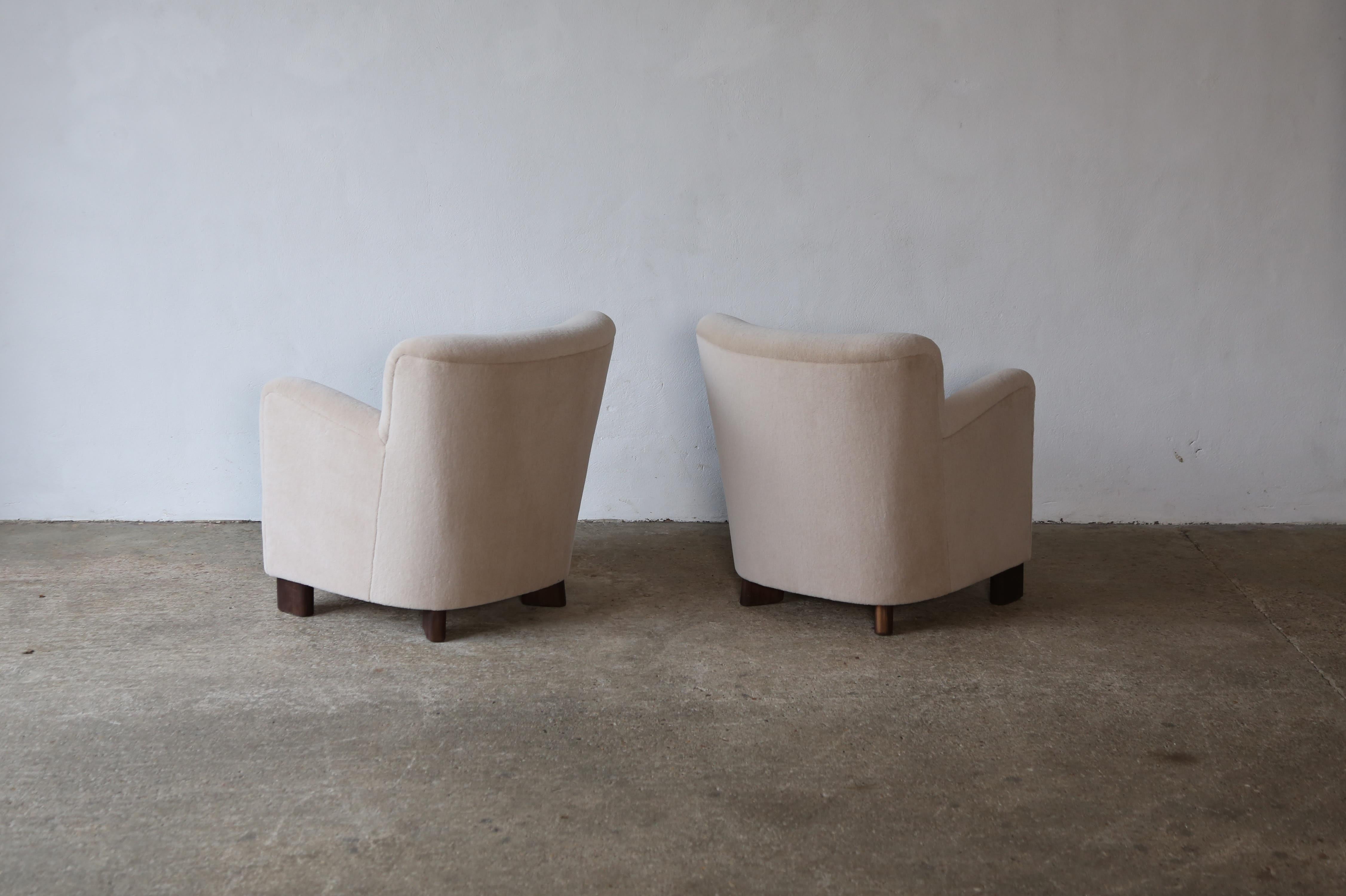 Elegant Pair of Lounge Chairs, Upholstered in Pure Alpaca For Sale 5
