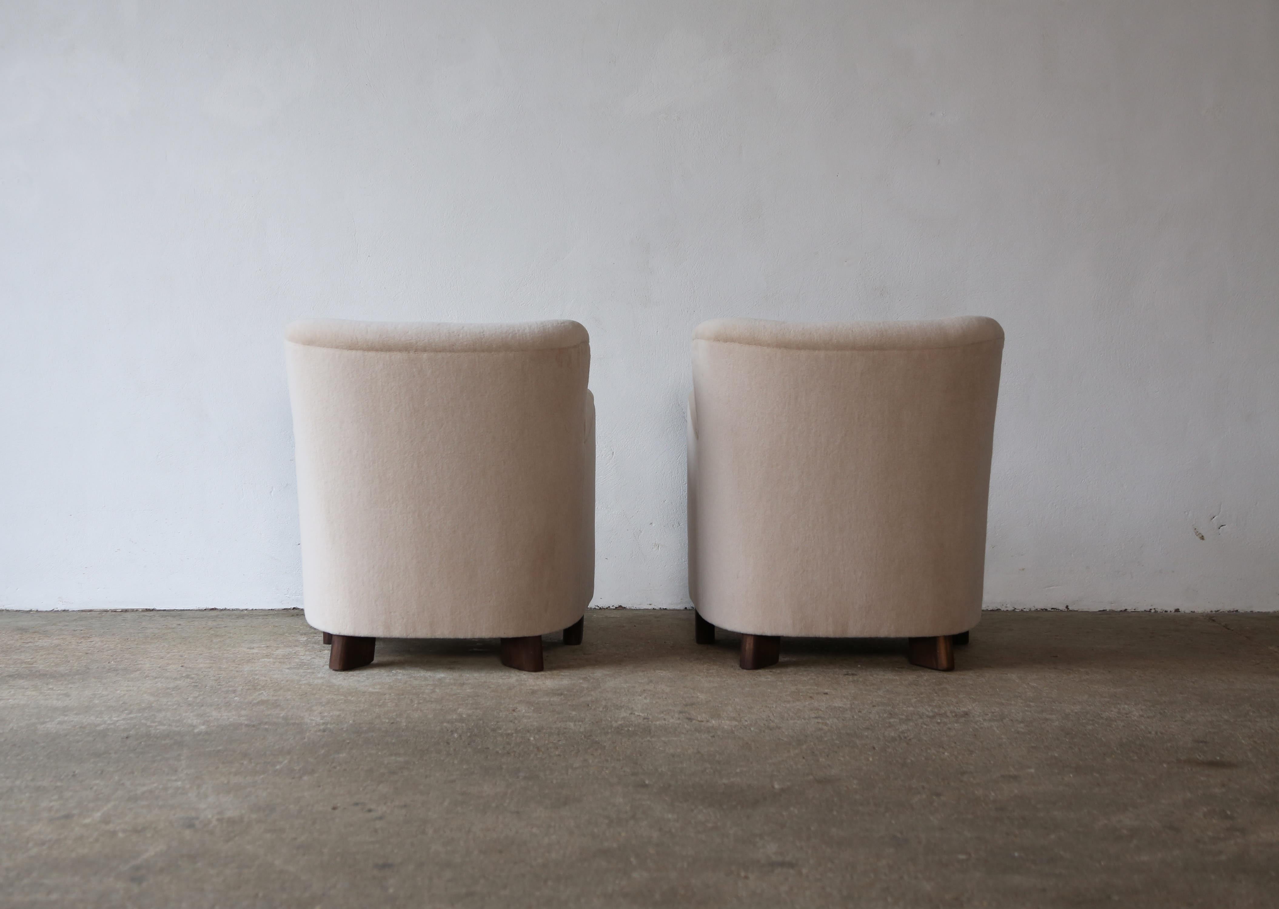 Elegant Pair of Lounge Chairs, Upholstered in Pure Alpaca For Sale 6