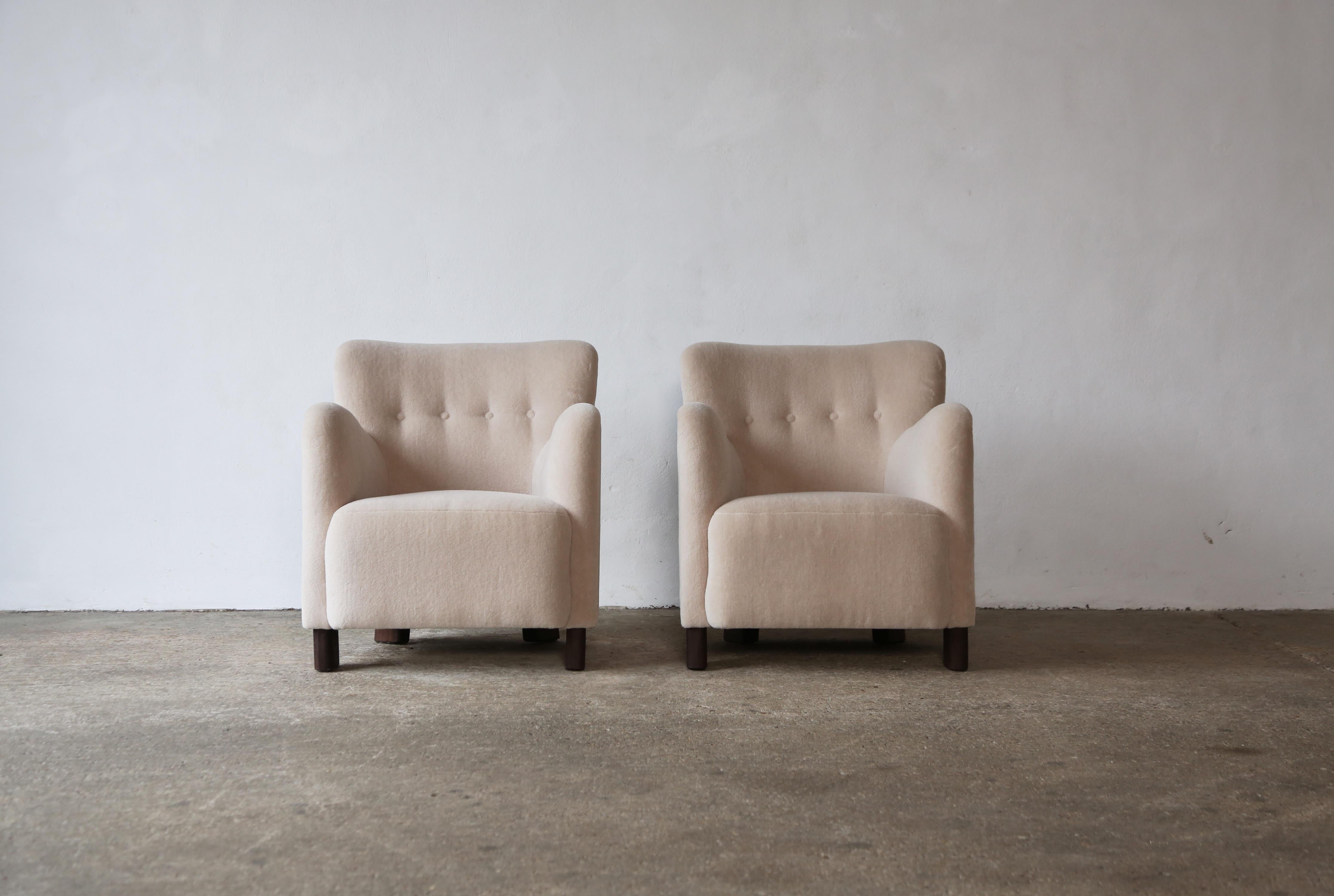 Elegant Pair of Lounge Chairs, Upholstered in Pure Alpaca For Sale 8