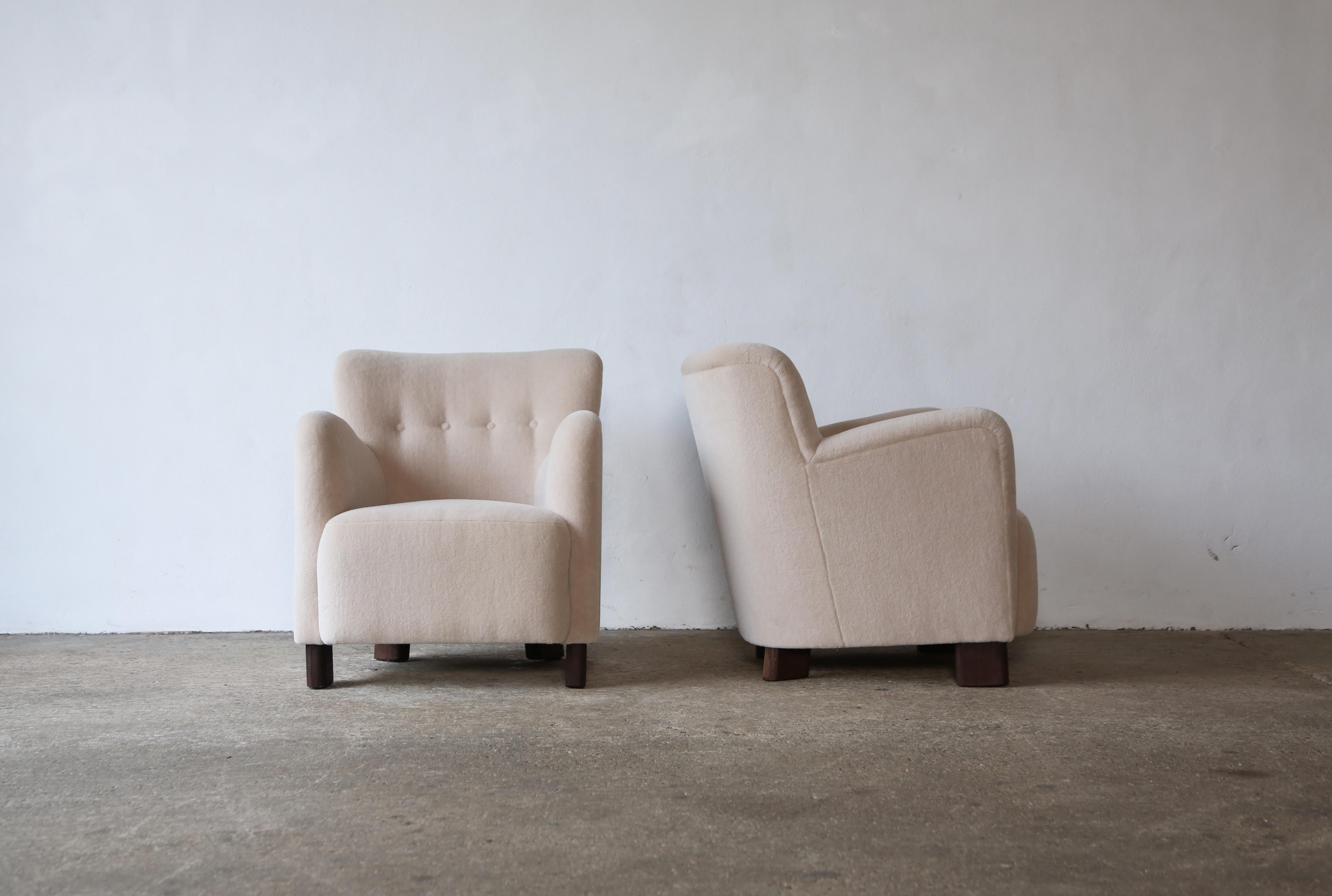 Contemporary Elegant Pair of Lounge Chairs, Upholstered in Pure Alpaca For Sale