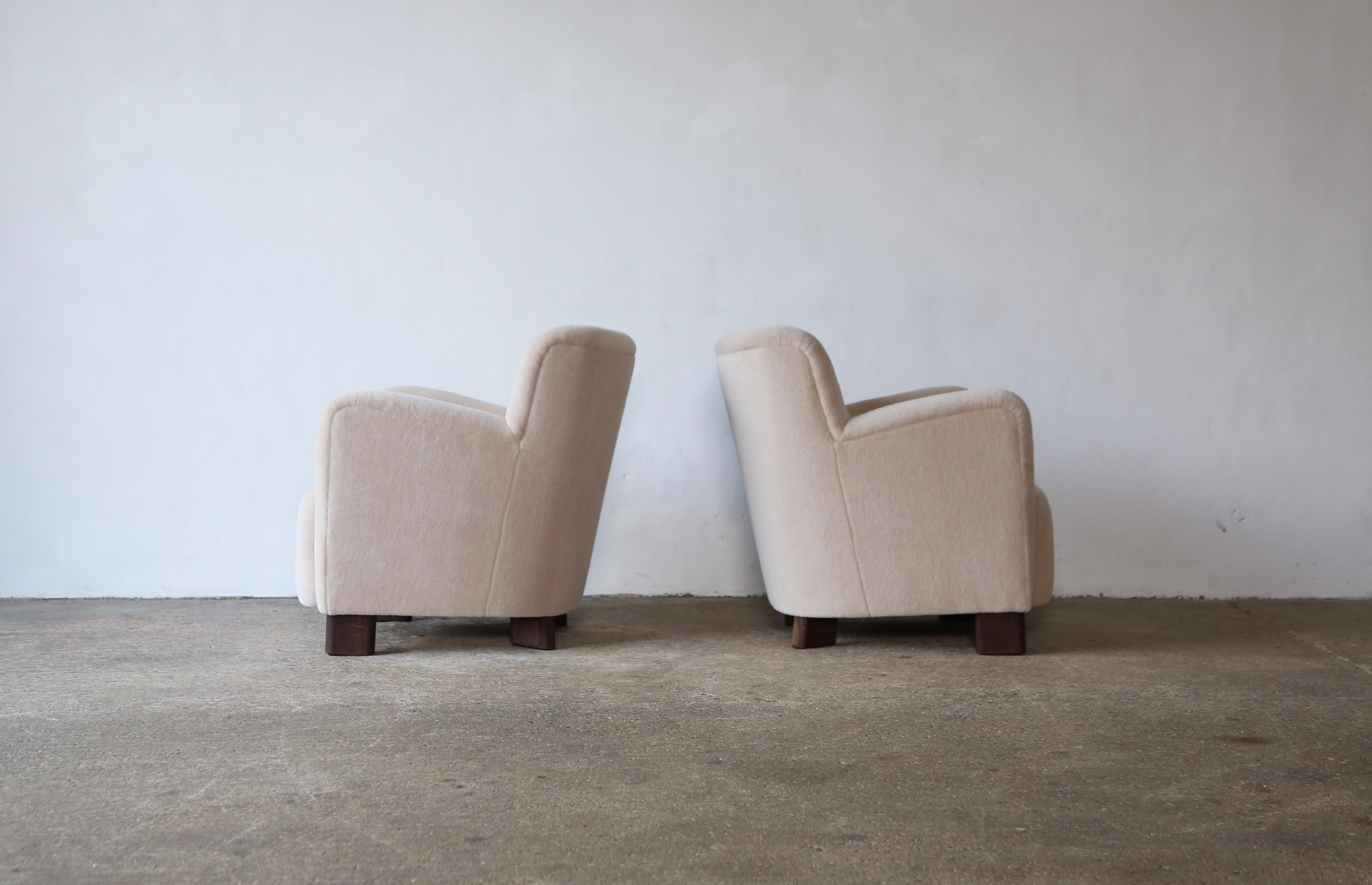Elegant Pair of Lounge Chairs, Upholstered in Pure Alpaca For Sale 1