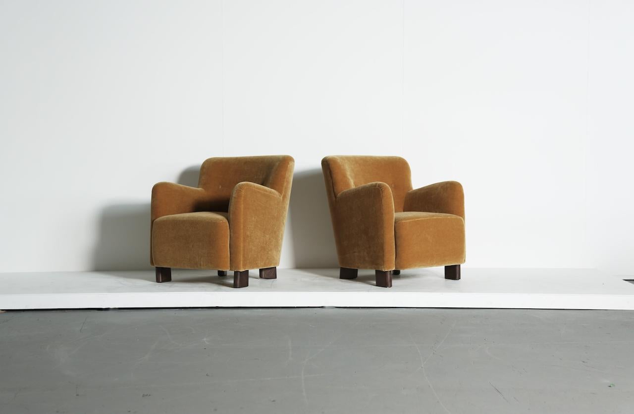 Une élégante paire de chaises longues modernes.  Fabriqué à la main en Angleterre.  Cadres en Beeche,  L'assise est montée sur ressorts et a été récemment recouverte d'un tissu mohair de première qualité, doux et de couleur jaune d'or pur. 