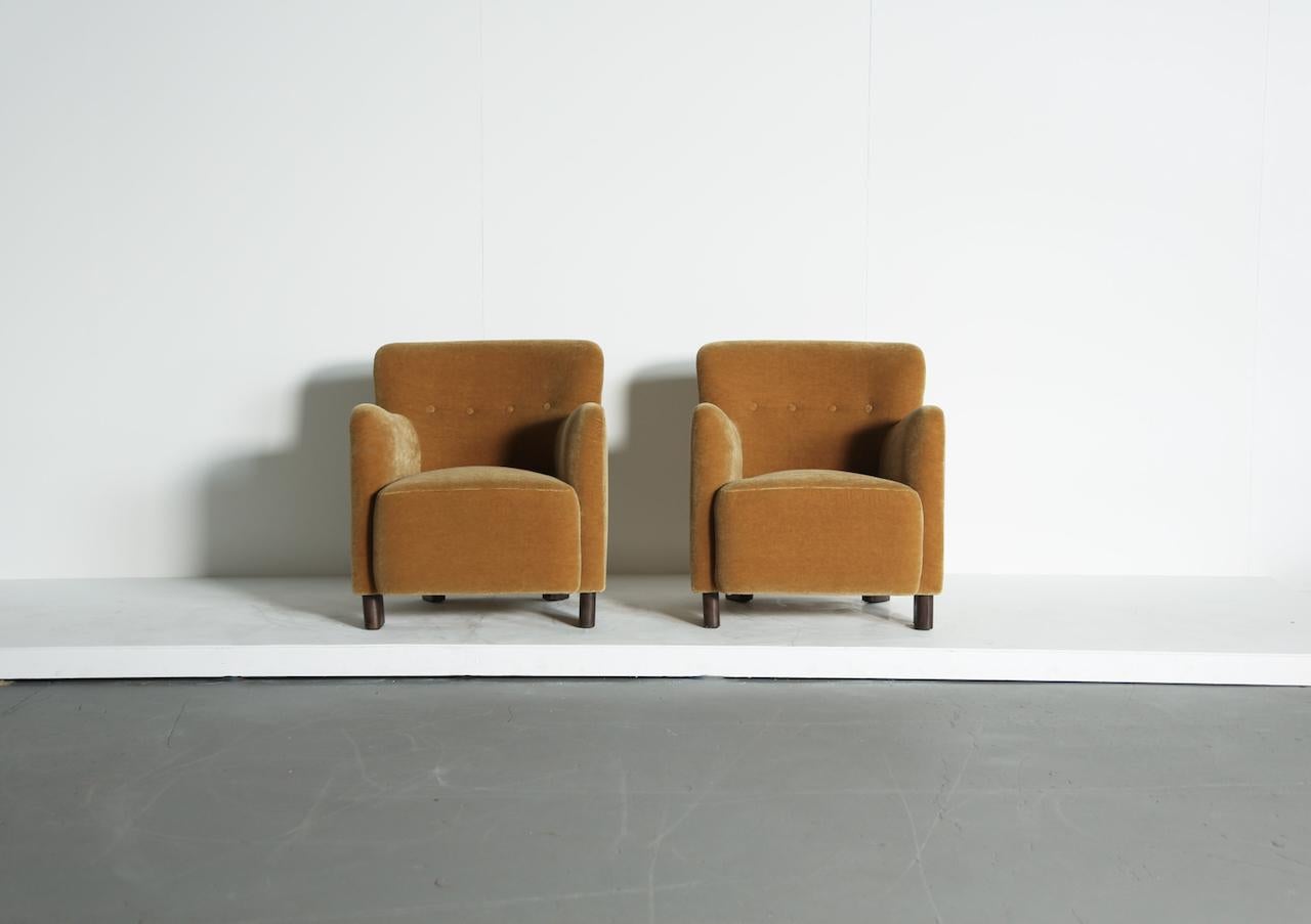 Scandinave moderne Paire de chaises longues élégantes, tapissées de mohair pur or jaune en vente