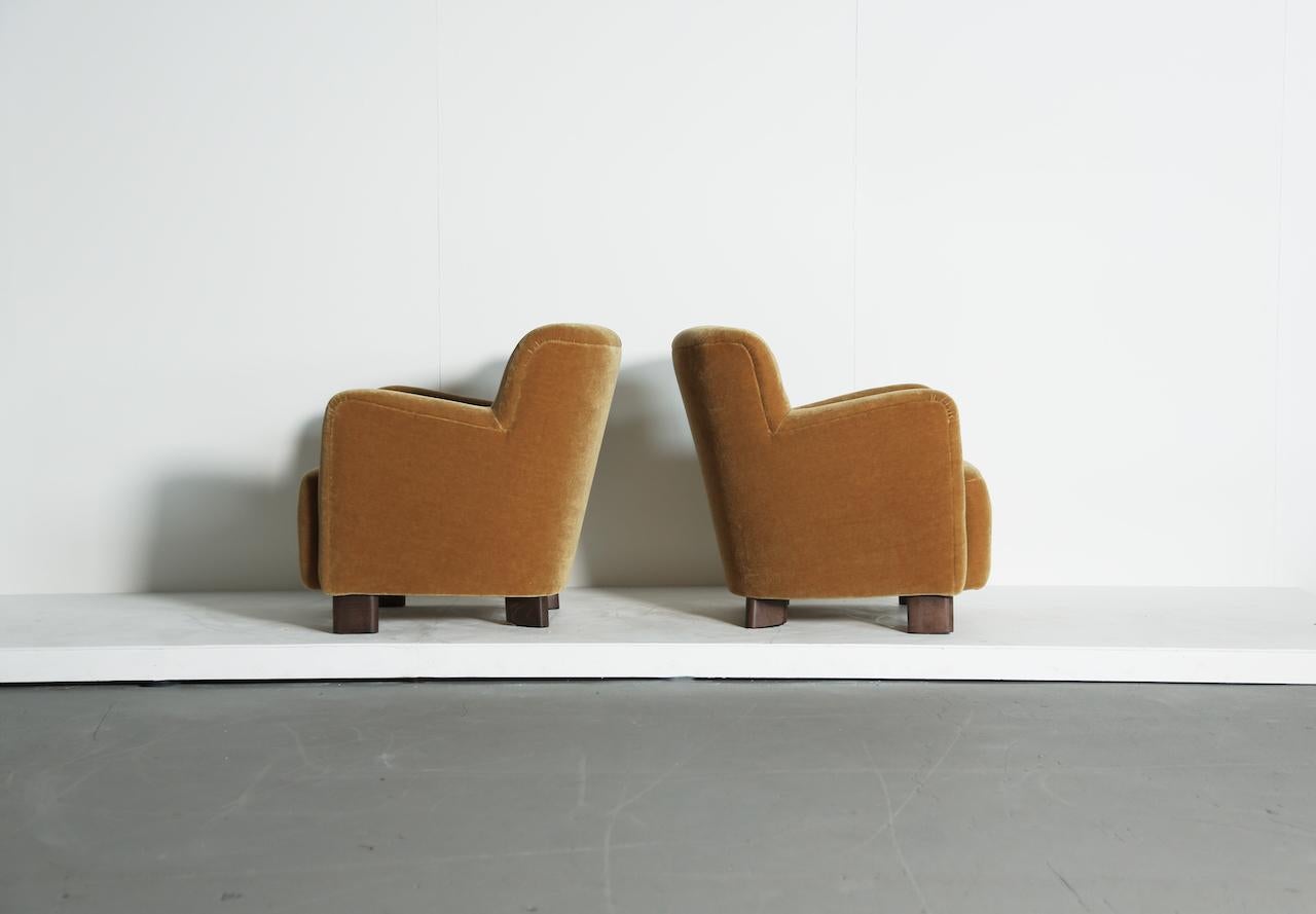 XXIe siècle et contemporain Paire de chaises longues élégantes, tapissées de mohair pur or jaune en vente