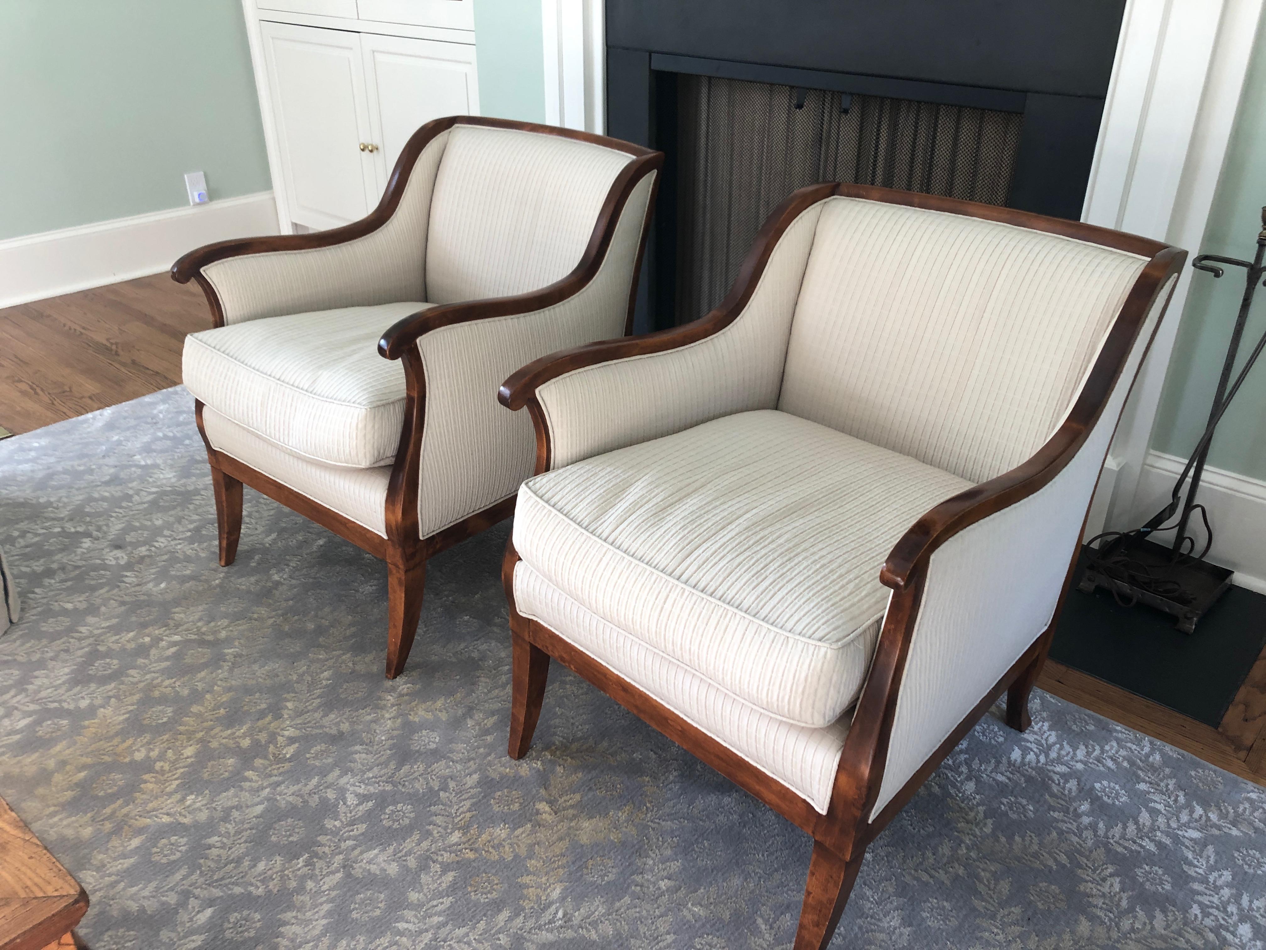 A very elegant pair of French club chairs having gorgeous mahogany frames and neutral beige upholstery.
Measures: Arm height 26
Seat depth 22.