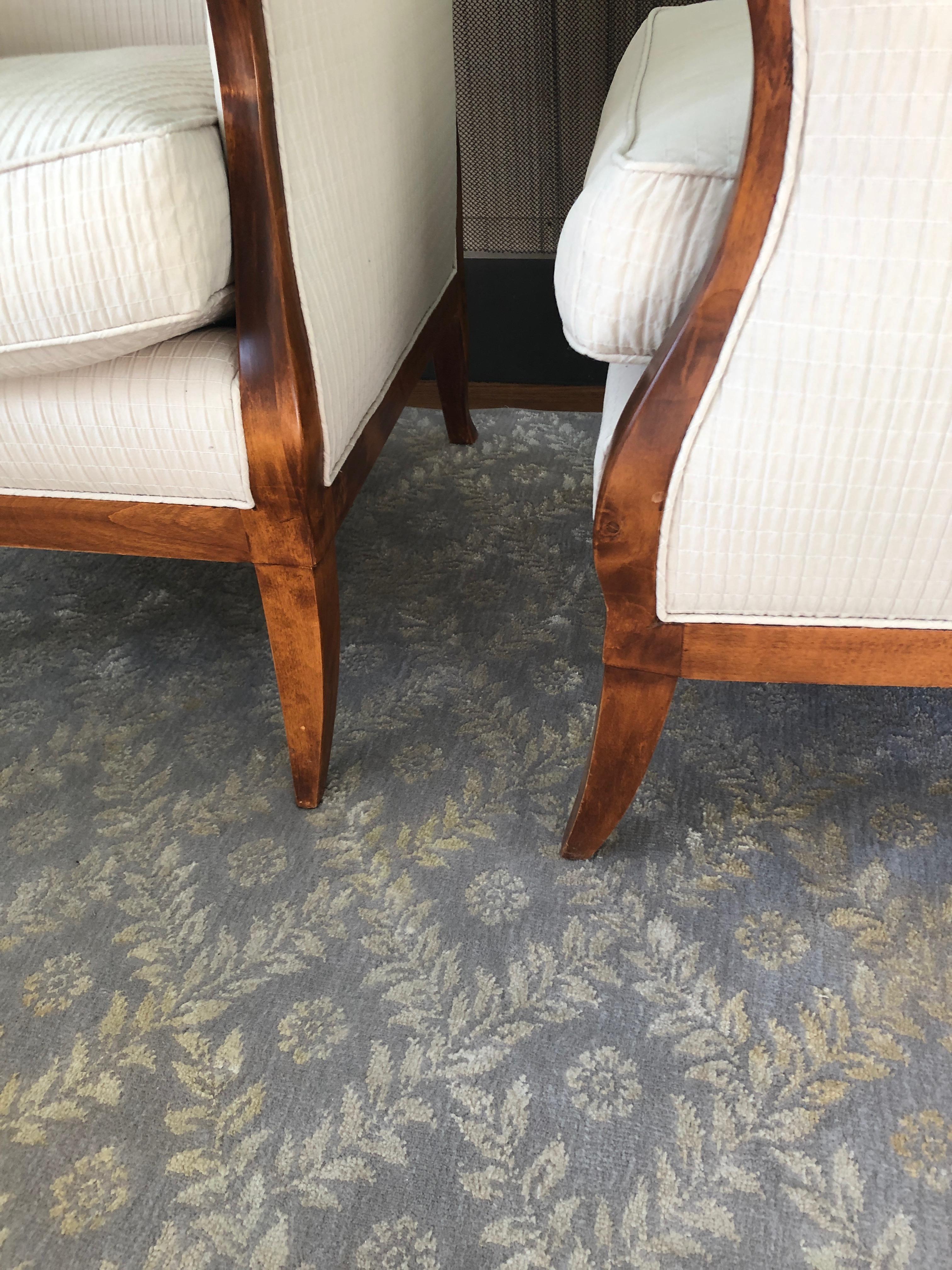 Elegant Pair of Mahogany and Upholstered French Vintage Club Chairs im Zustand „Hervorragend“ in Hopewell, NJ