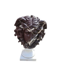 Elegantes Paar von Marmorskulpturen, die den Kopf der Medusa, der mythologischen