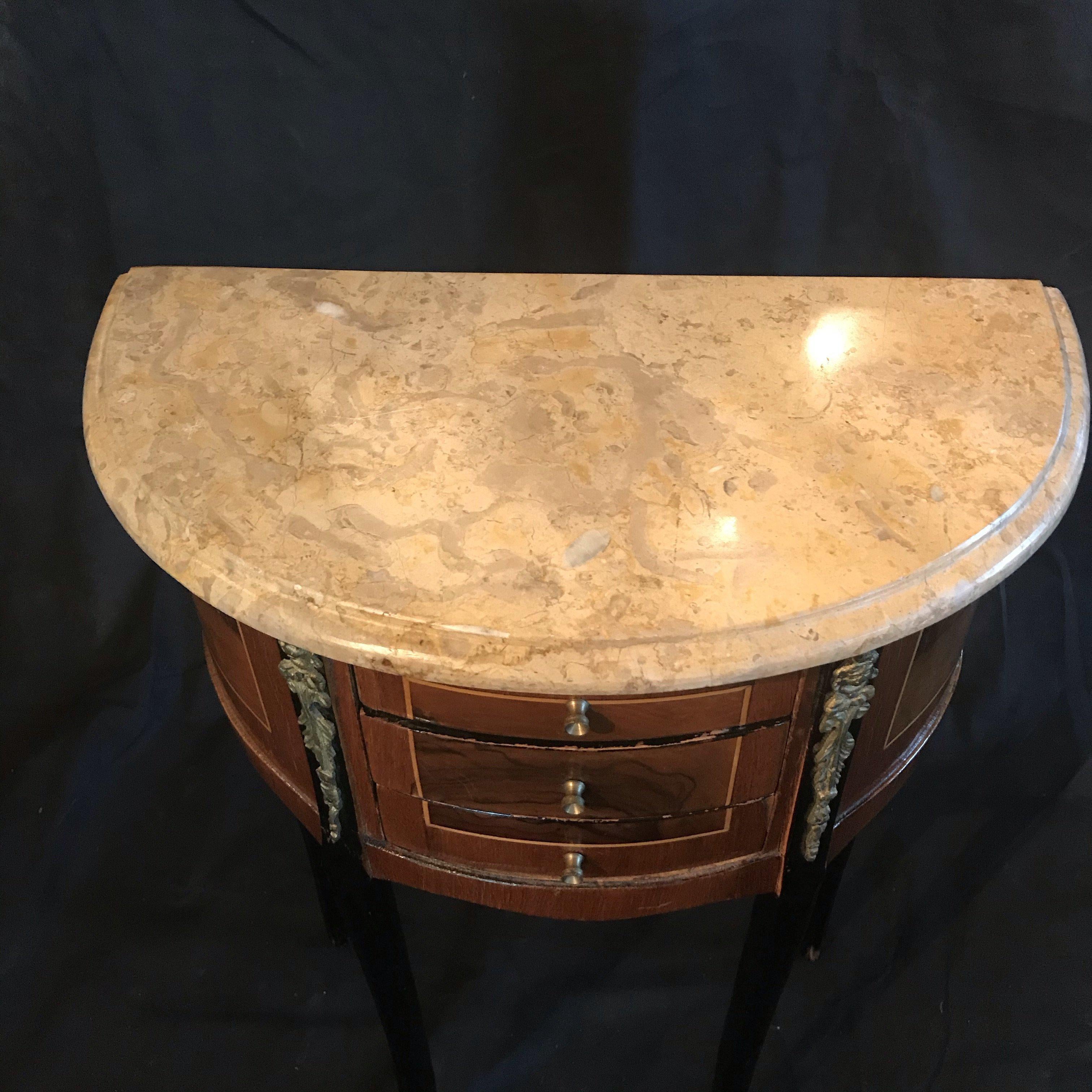 Élégante paire de tables de nuit néoclassiques françaises en ébène avec dessus en marbre en vente 10