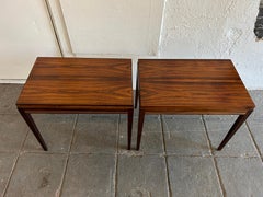 Ein elegantes Paar dänische moderne Beistelltische oder Nachttische aus Rosenholz aus der Mitte des Jahrhunderts
