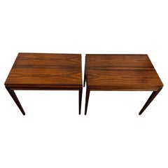 Élégante paire de tables d'appoint ou de tables de nuit en palissandre de style danois moderne du milieu du siècle dernier