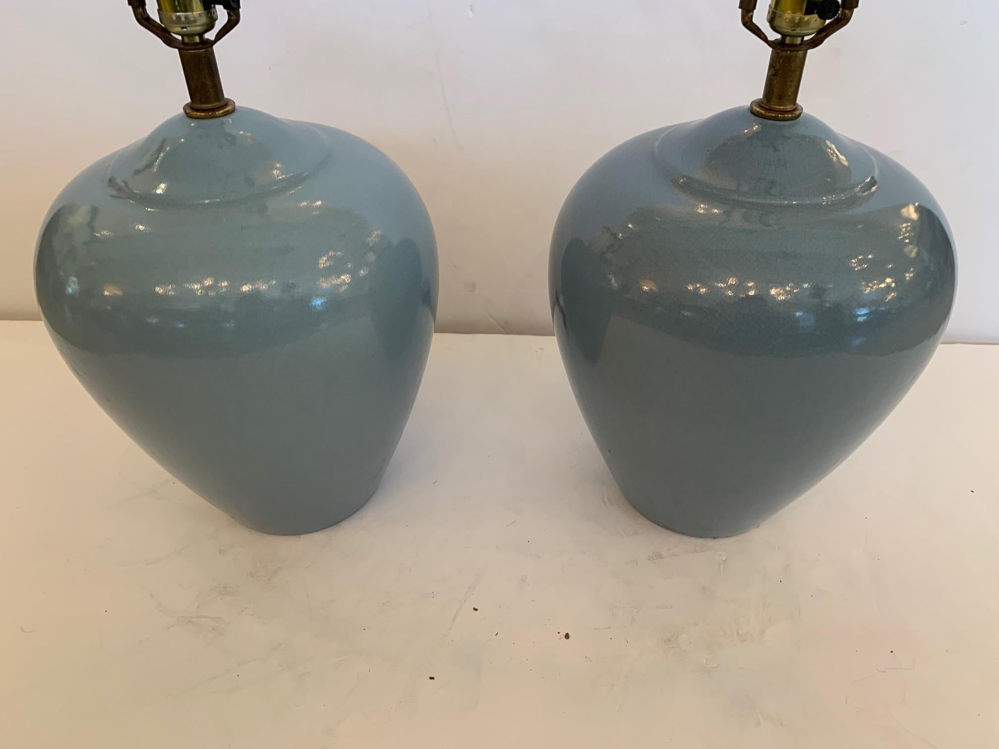 Mid-Century Modern Paire de lampes de table élégantes en poterie grise et bleue, datant du milieu du siècle. en vente