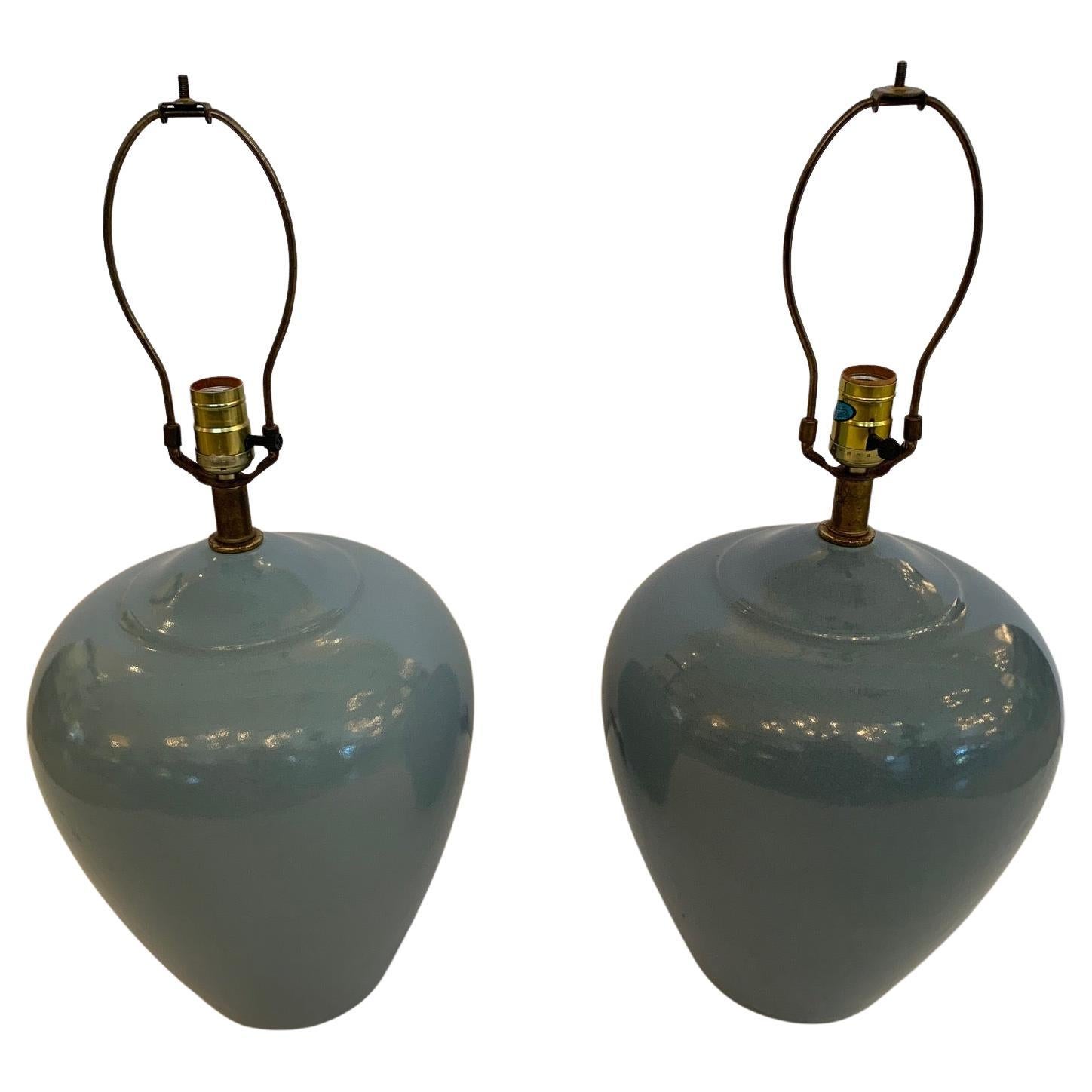 Paire de lampes de table élégantes en poterie grise et bleue, datant du milieu du siècle.