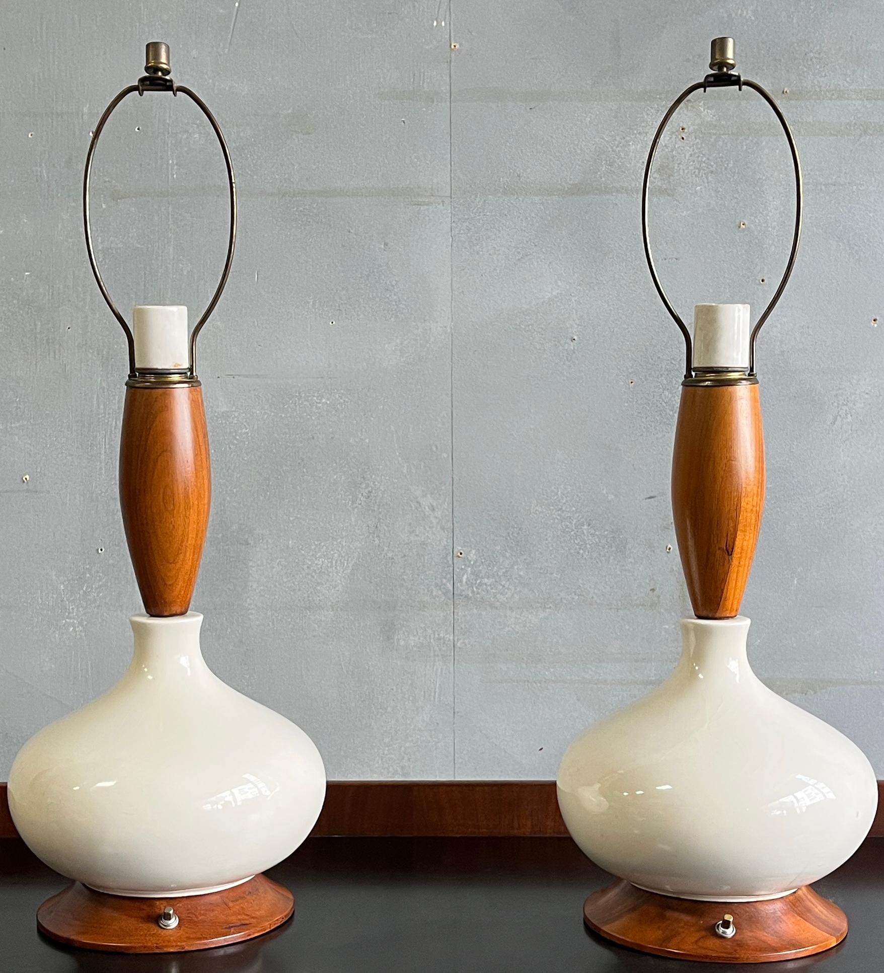 Mid-Century Modern Elegant Pair of Midcentury Ceramic Table Lamps