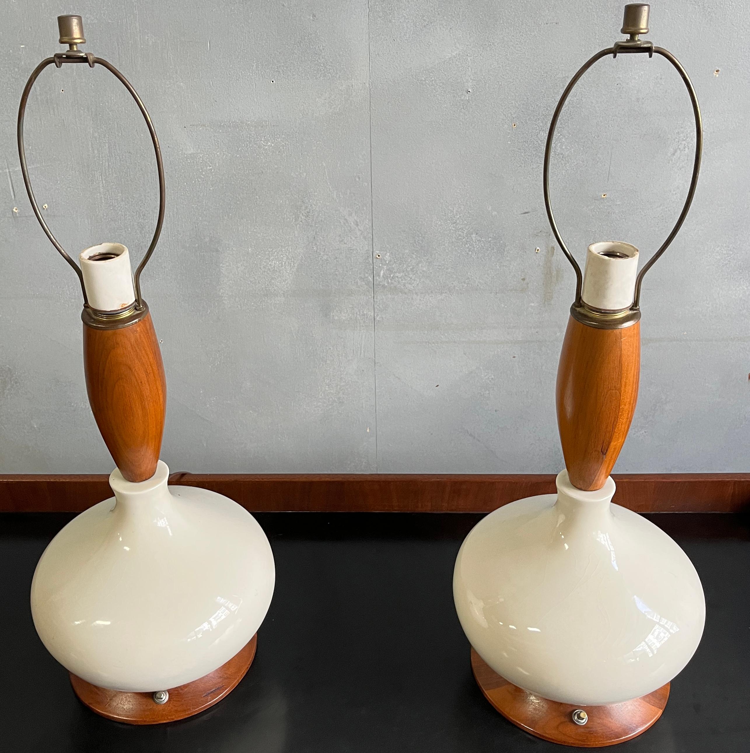 Elegant Pair of Midcentury Ceramic Table Lamps 1
