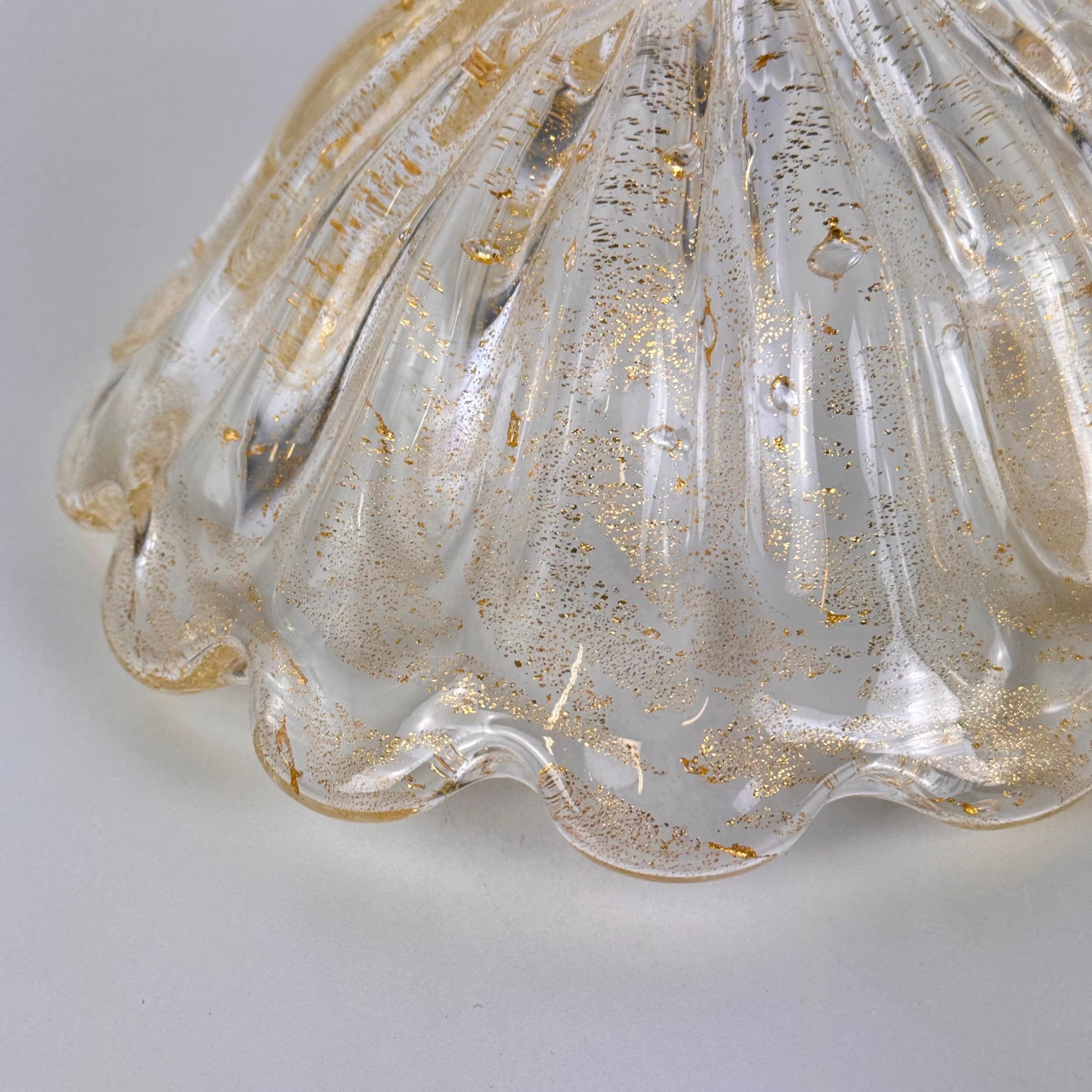 Elegante Pareja de Picaportes de Cristal de Murano en Forma de Concha con Detalles Dorados, 1970 en venta 2