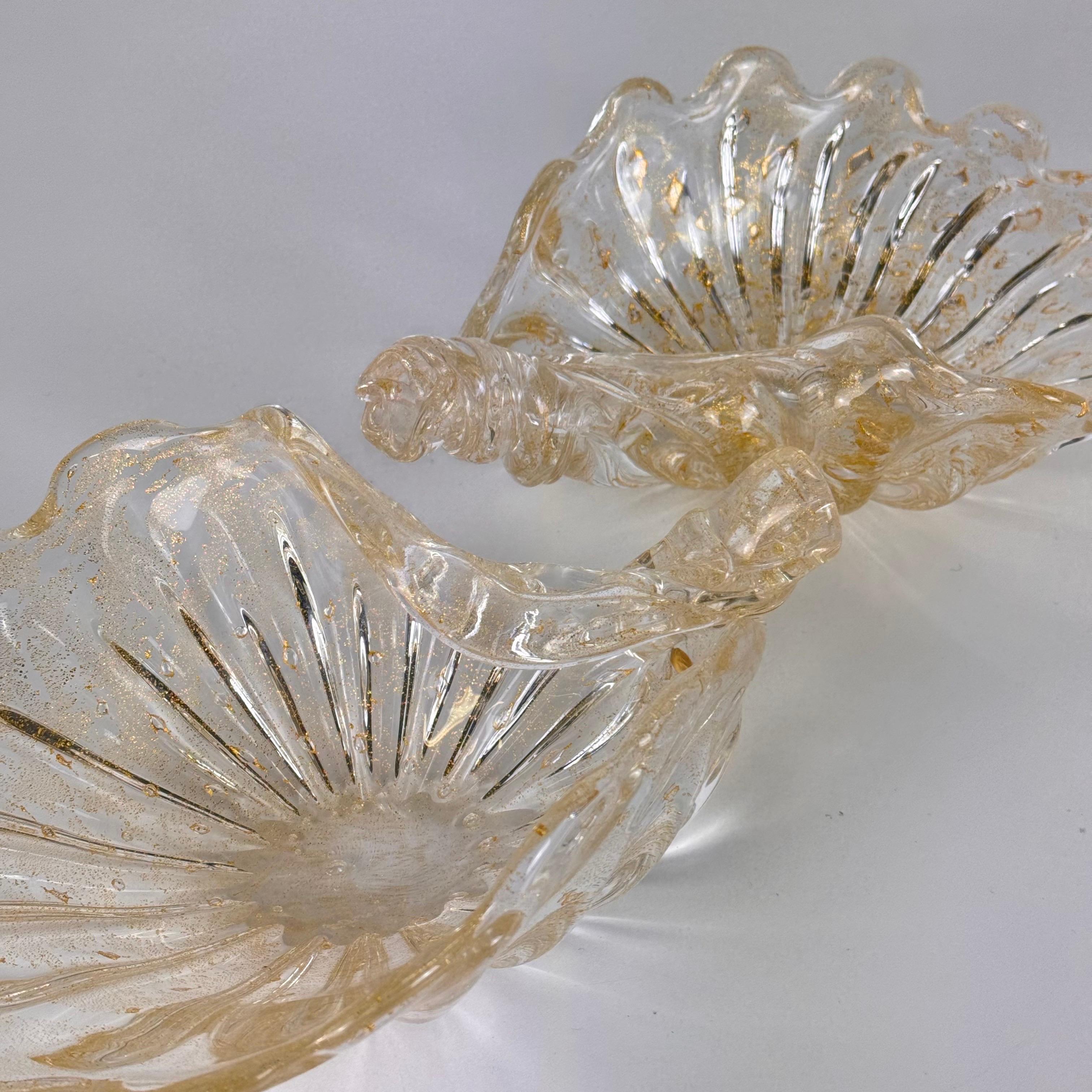 Elegante Pareja de Picaportes de Cristal de Murano en Forma de Concha con Detalles Dorados, 1970 en venta 3
