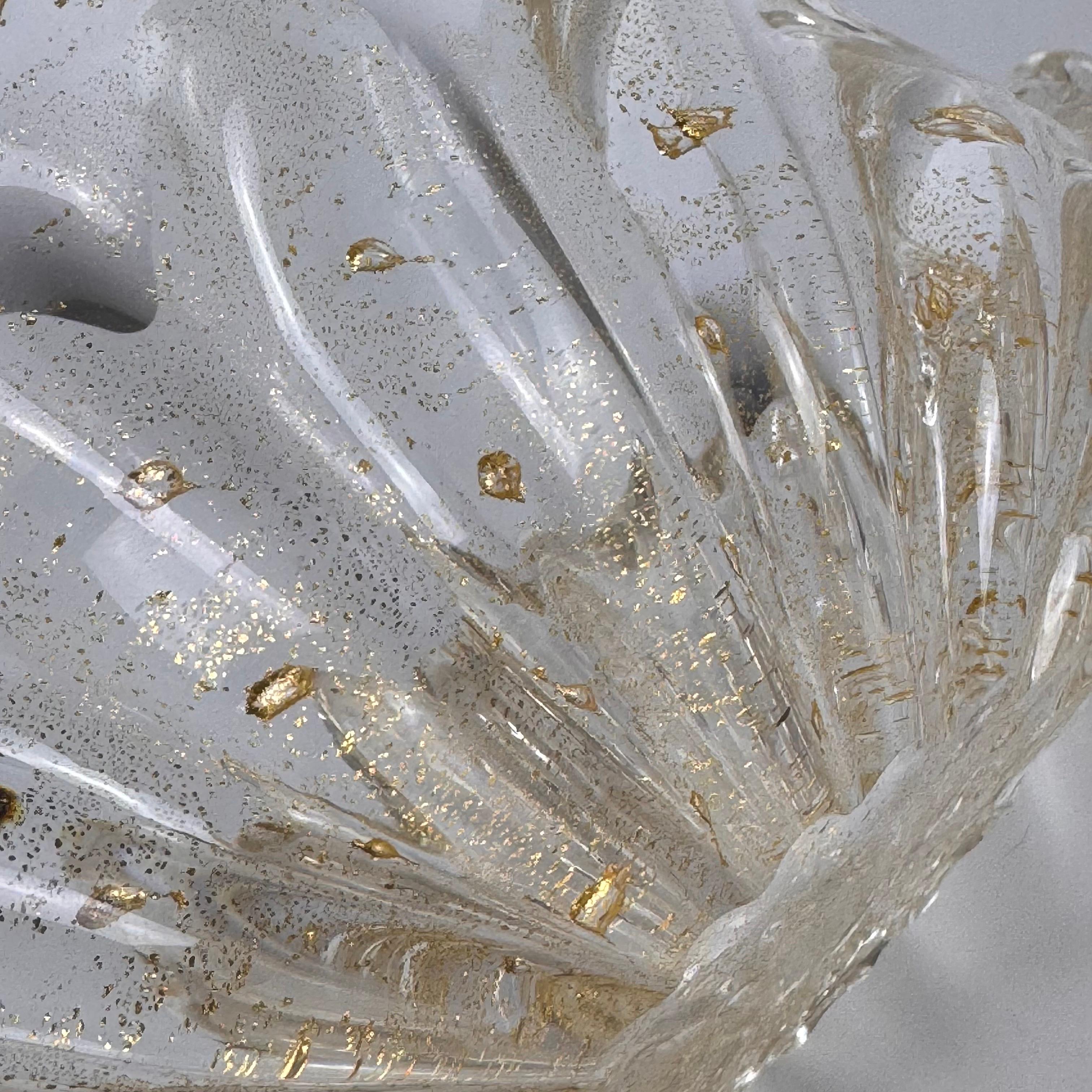Elegante Pareja de Picaportes de Cristal de Murano en Forma de Concha con Detalles Dorados, 1970 en venta 4